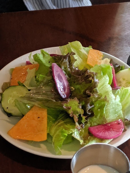 皿に盛られた野菜サラダと彩りのトッピング
