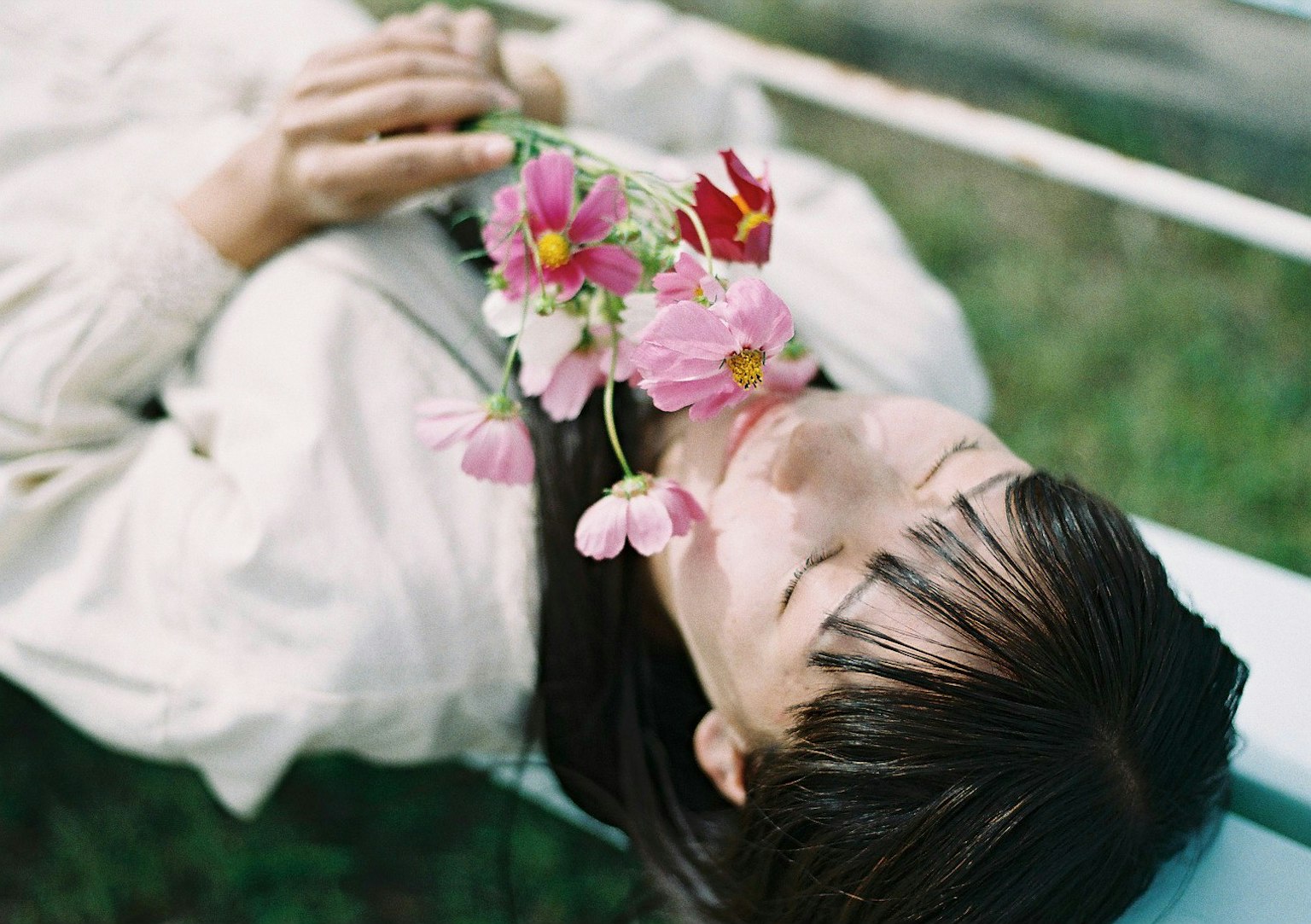 Una donna sdraiata che tiene dei fiori