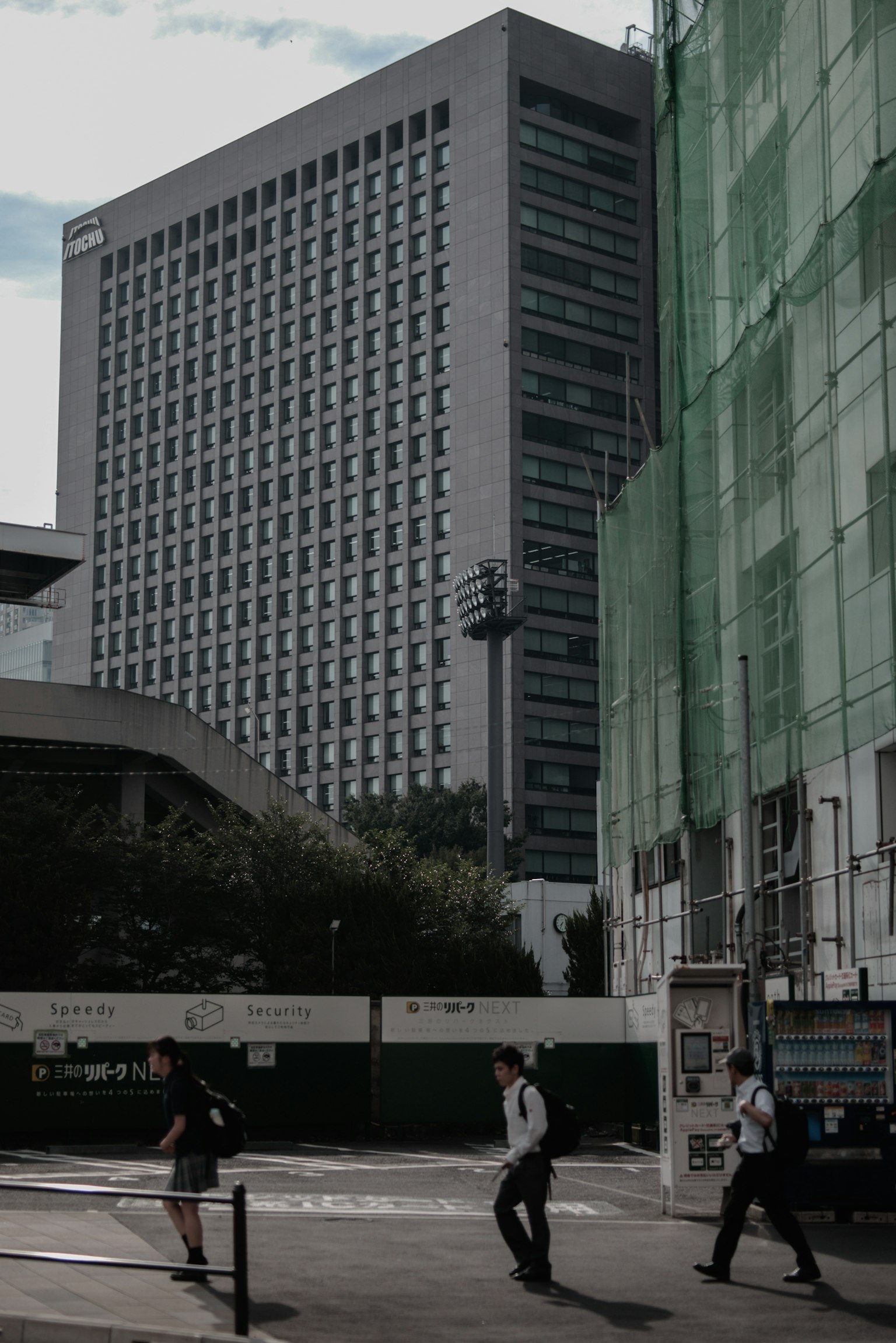 Paisaje urbano con un edificio de gran altura y un sitio de construcción