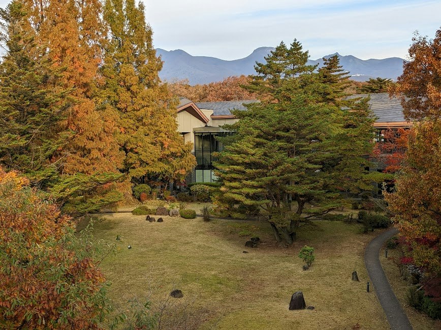 紅葉と苔庭のある日本庭園の景色