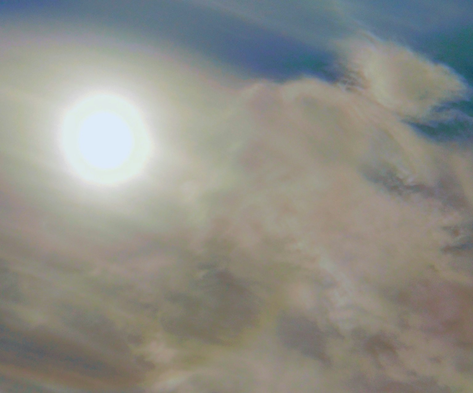 Helle Sonne sichtbar in einem bewölkten Himmel
