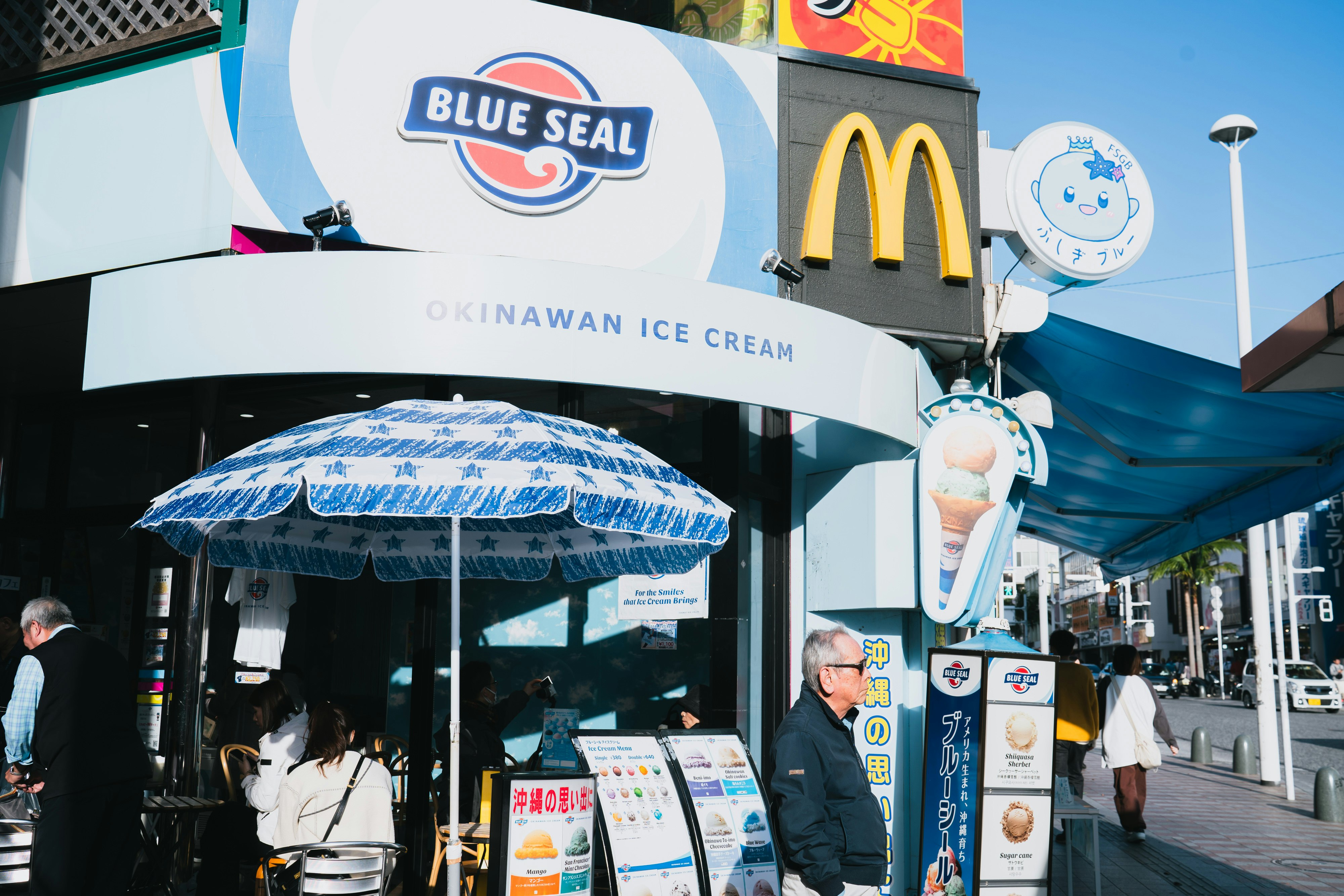 Geschäftseingang einer „Blue Seal“-Eisdiele mit „Okinawan ice cream“-Schild