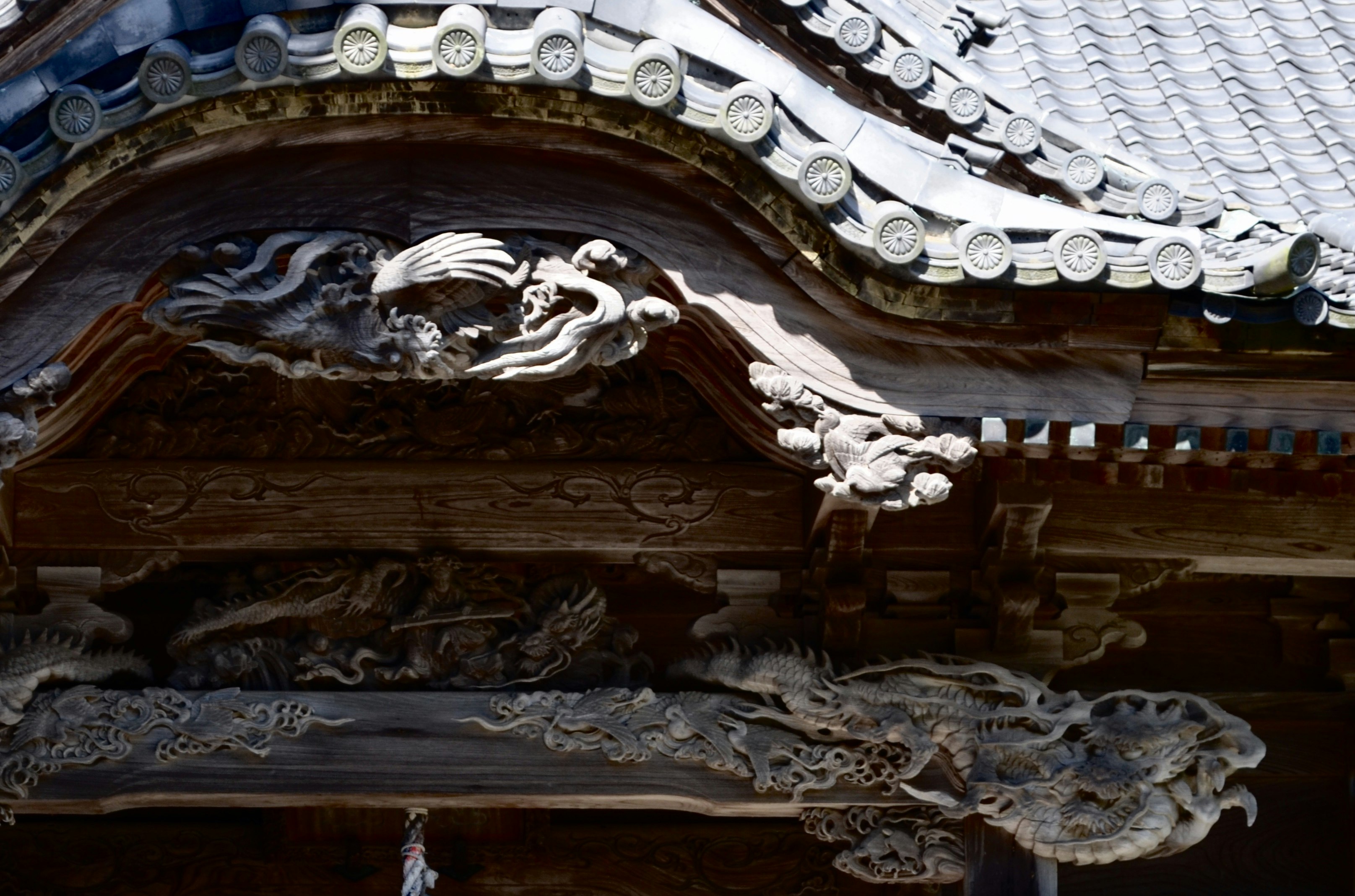 sculptures décoratives de toit de temple avec motifs de dragons