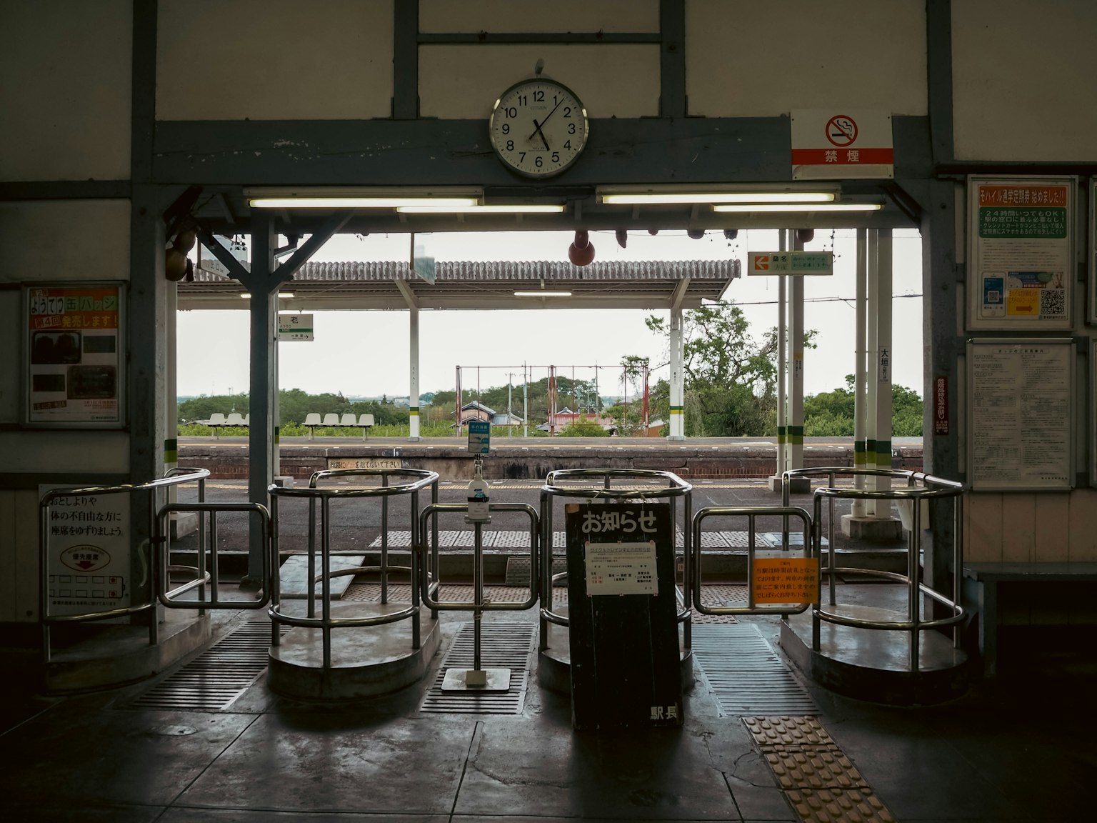 Blick auf ein Bahnticket-Gate und eine Uhr