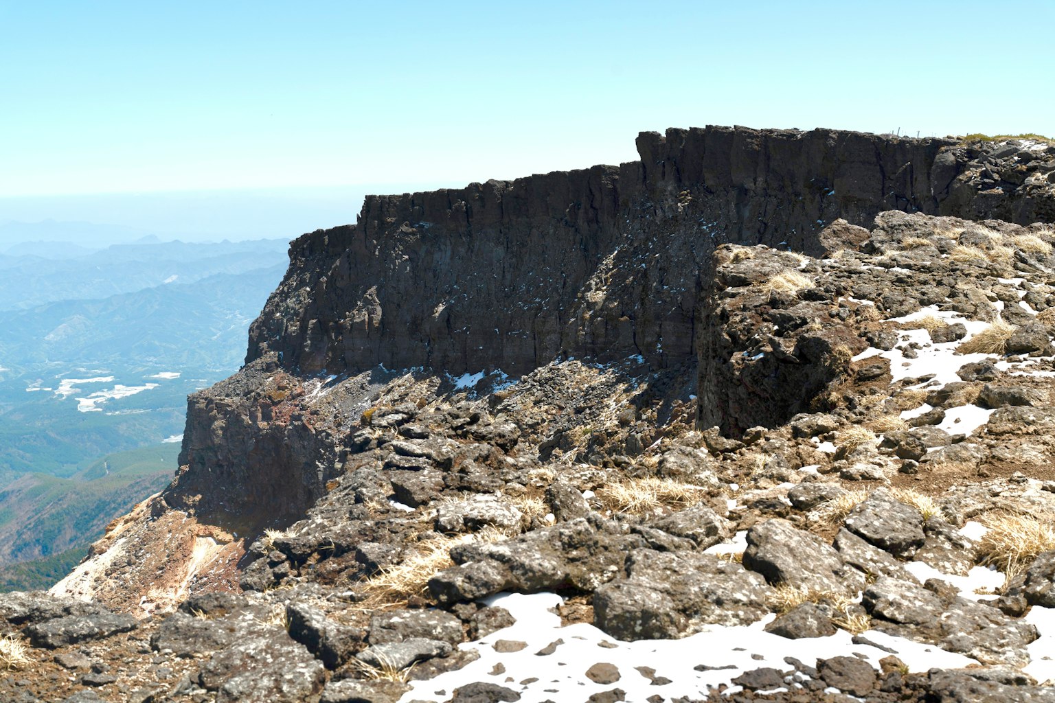 Cima montuosa rocciosa con paesaggio lontano