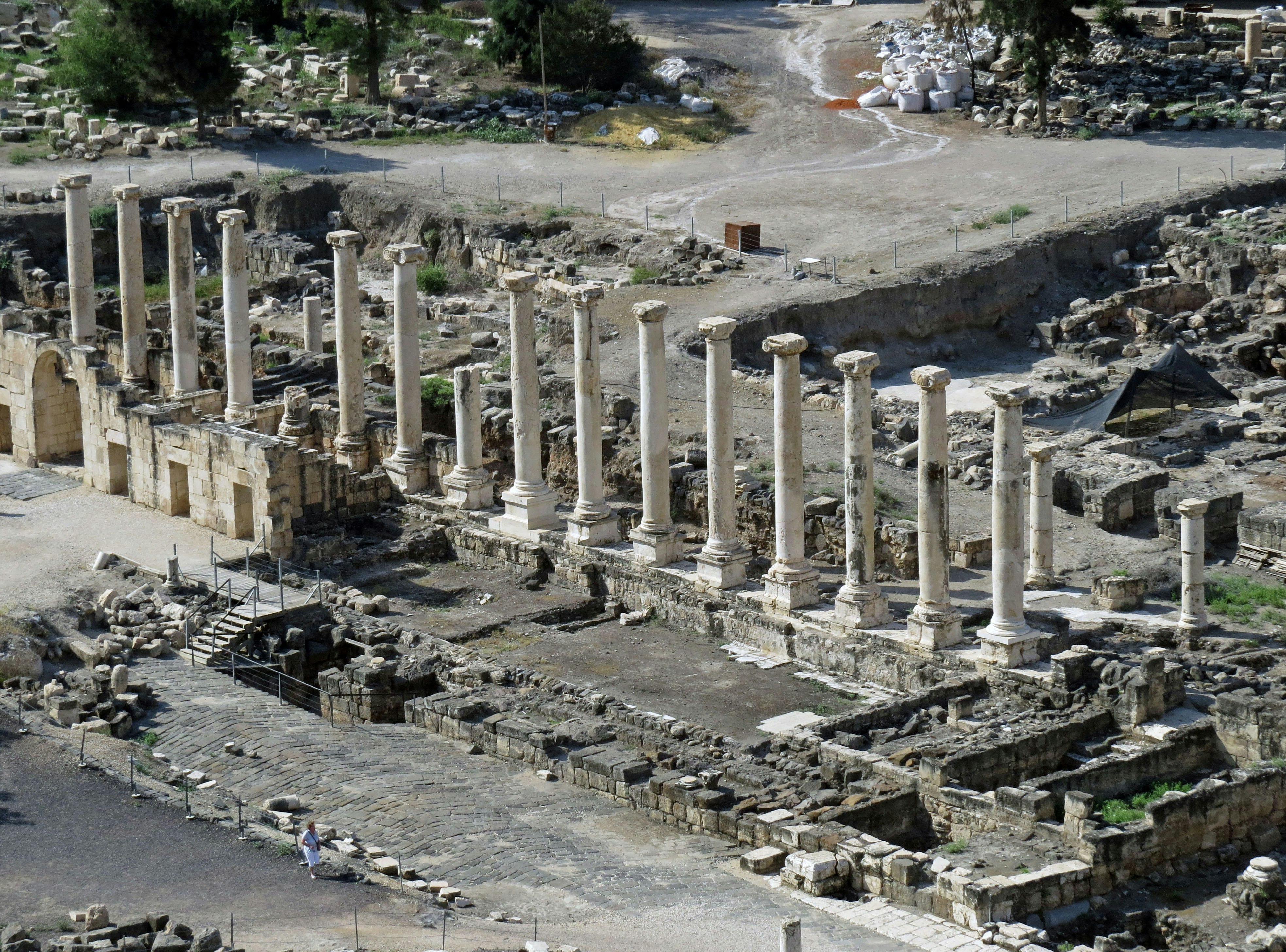 古代遺址中成排的石柱