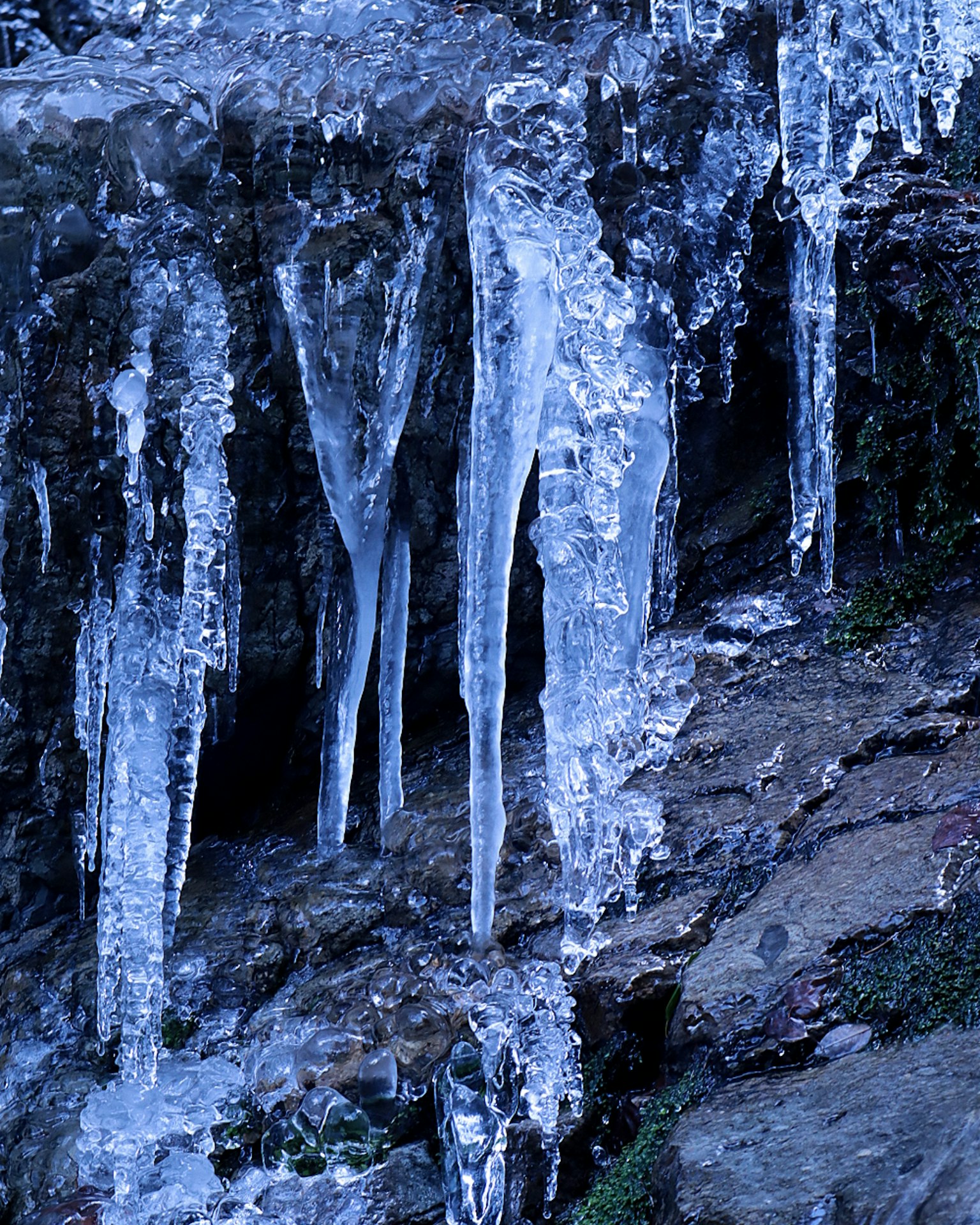 Cận cảnh những băng icicles treo từ bề mặt đá