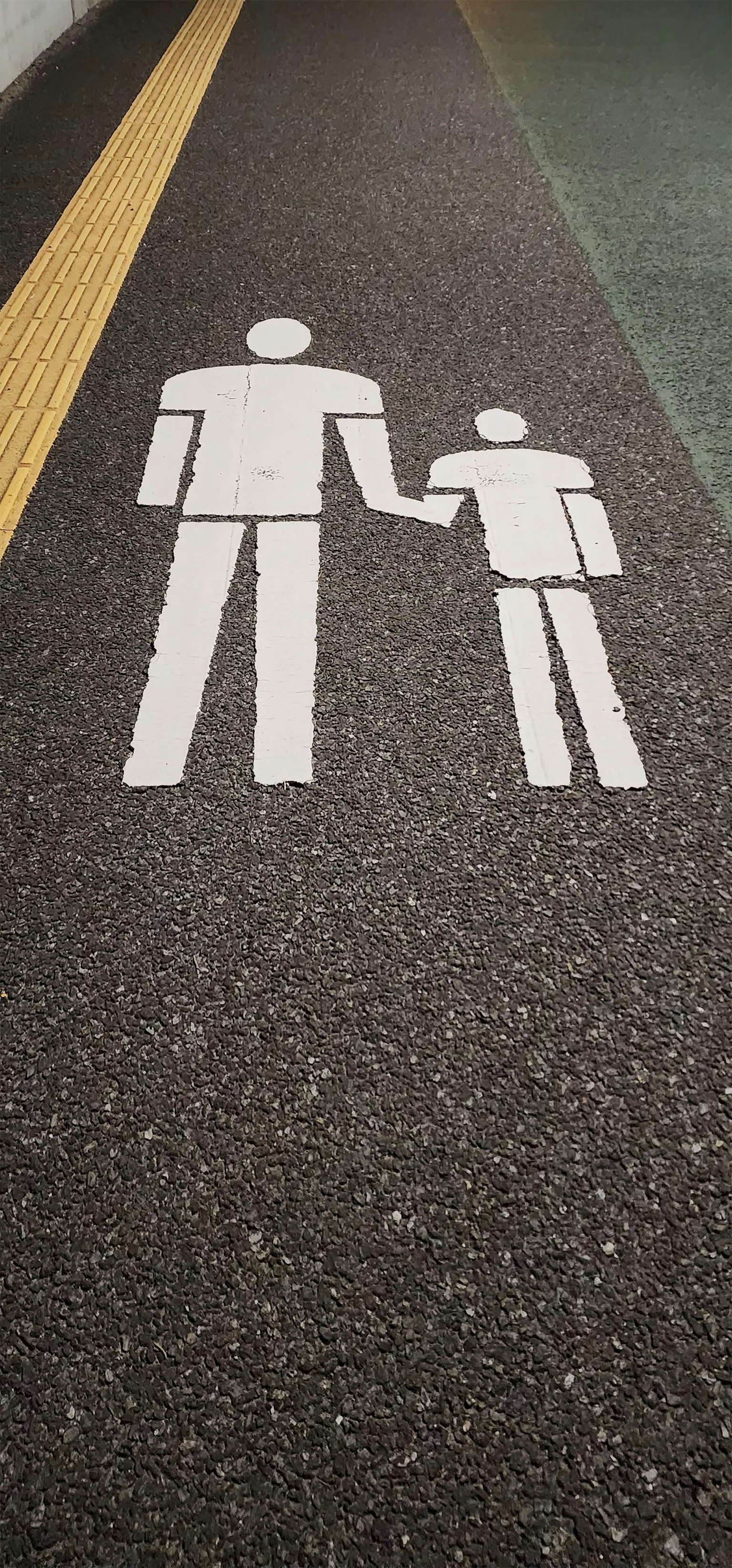 Icona di figura bianca di un adulto che tiene per mano un bambino
