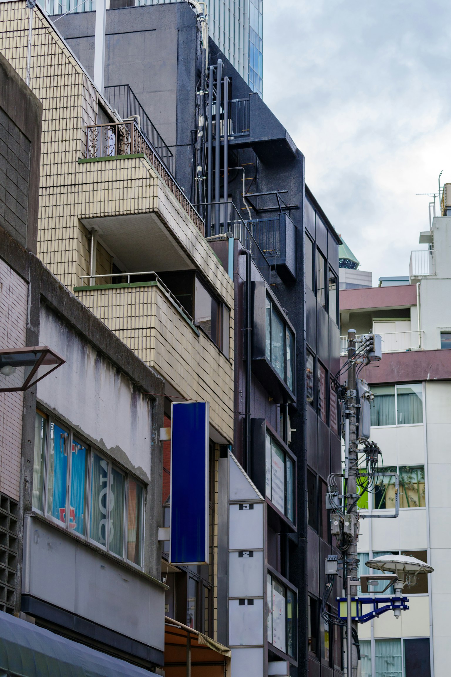 Paysage urbain avec une variété de façades de bâtiments et de fenêtres de différentes couleurs