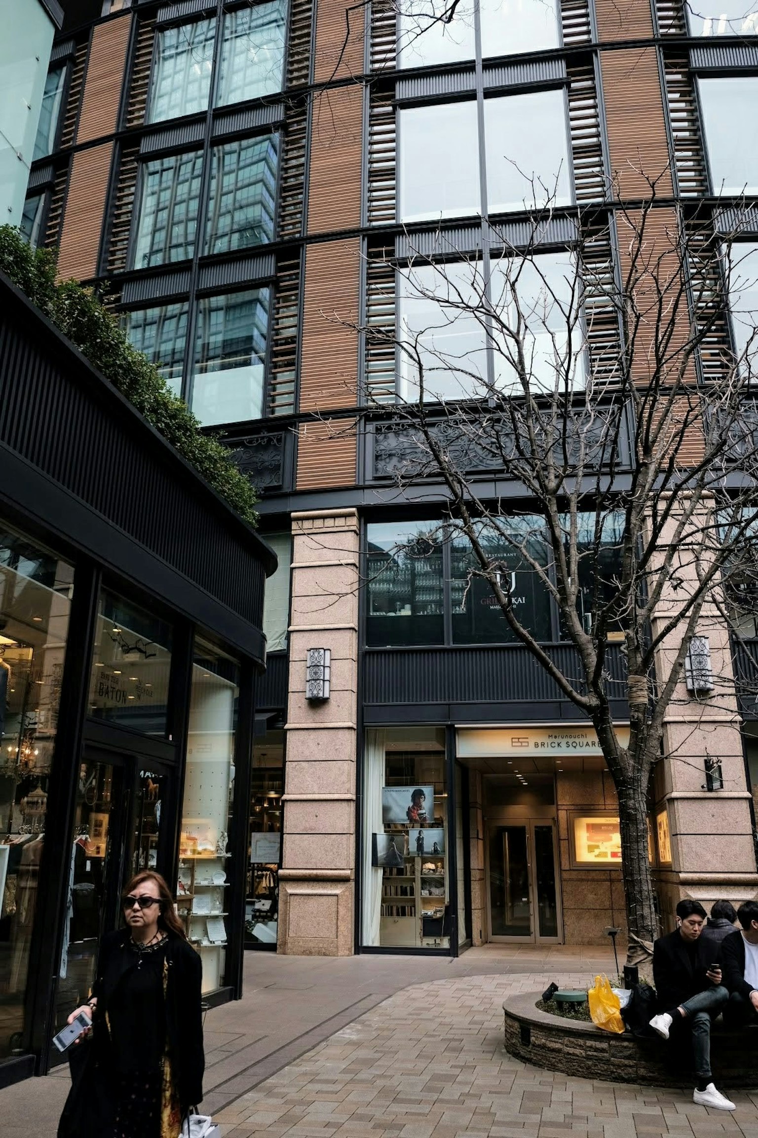 Façade de bâtiment moderne avec de grandes fenêtres et scène urbaine