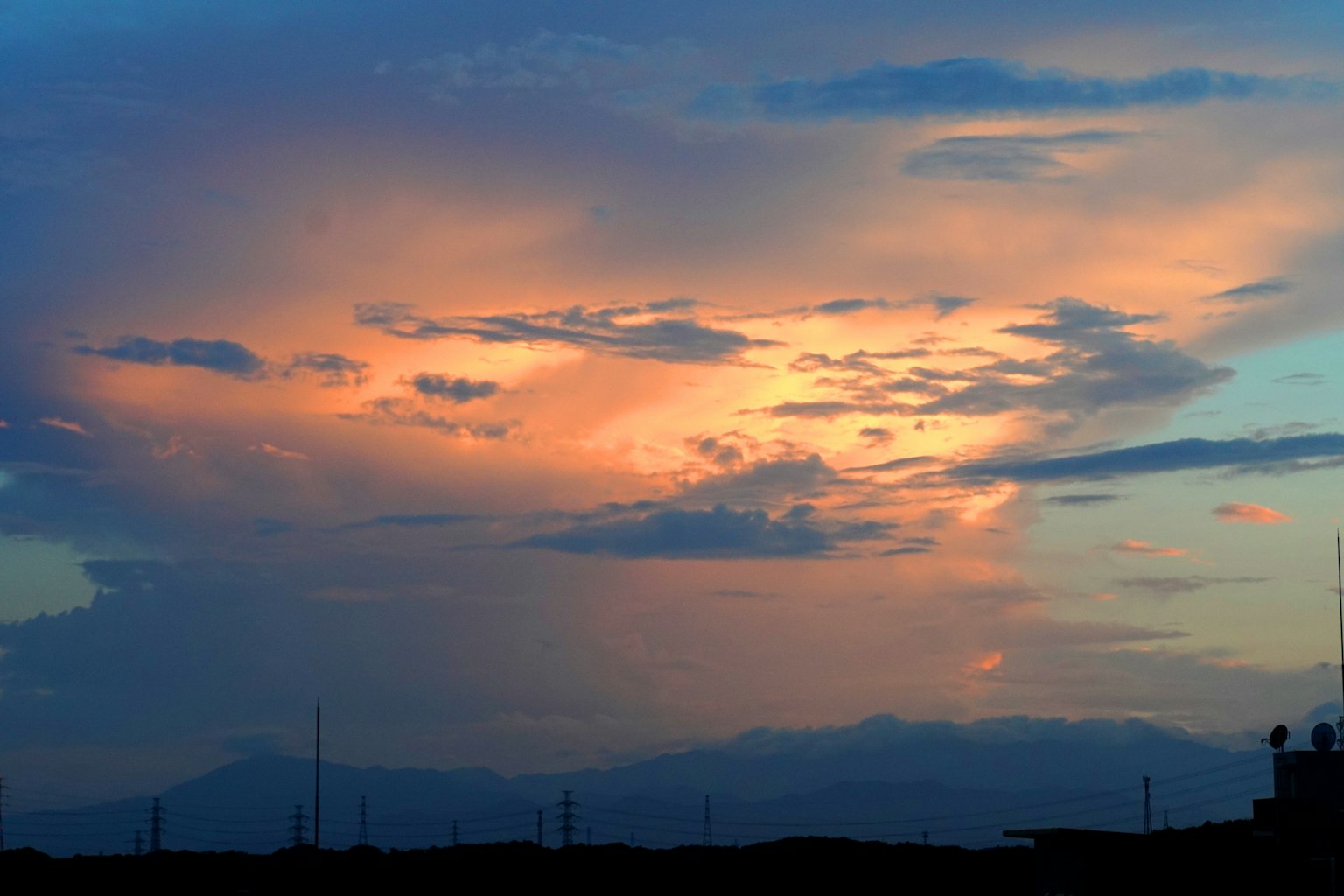 Bellissimo paesaggio con cielo al tramonto e nuvole