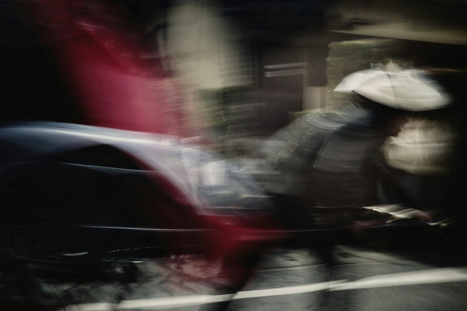 Eine dynamische Straßenszene mit einer Person, die eine rote Fahne und einen Regenschirm hält