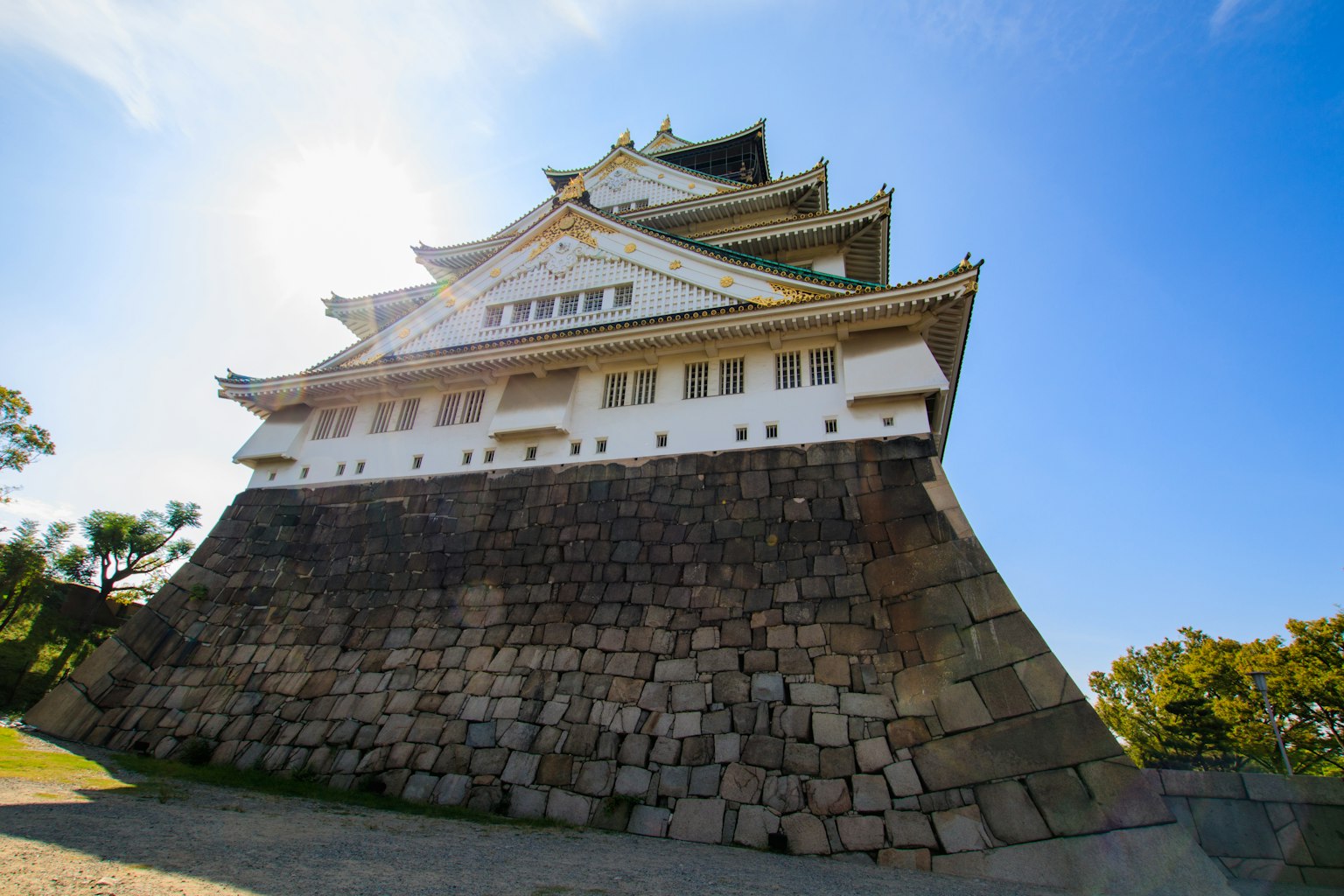 Vista inclinata dell'esterno del castello di Osaka con il suo muro di pietra