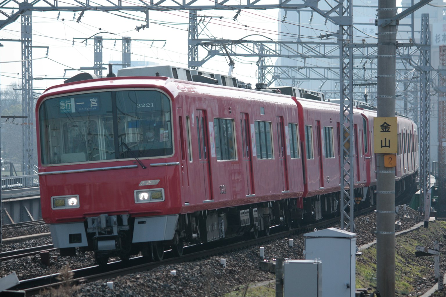 Tren rojo que viaja por las vías