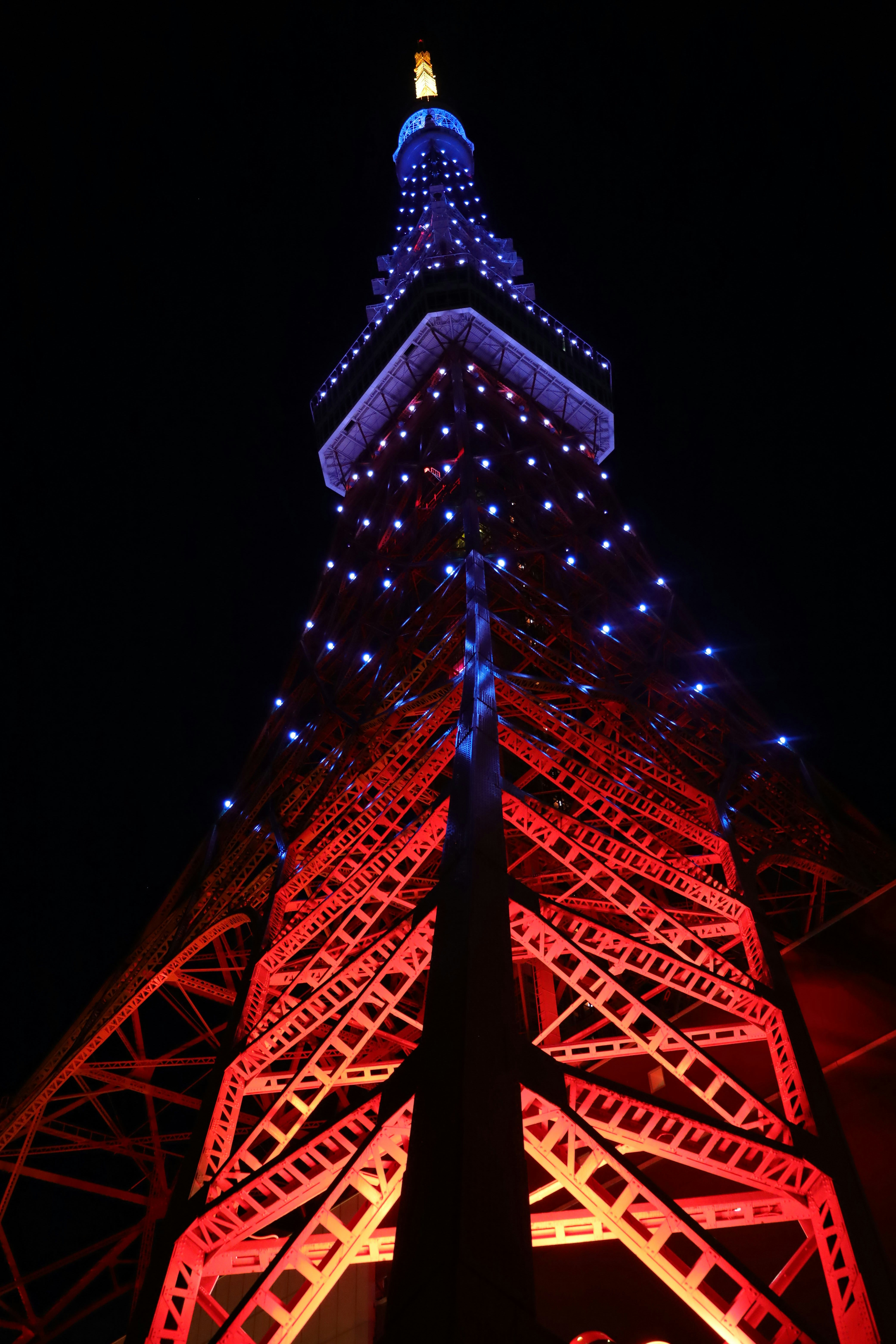 東京タワーの夜景、赤と青のライトアップされた展望台