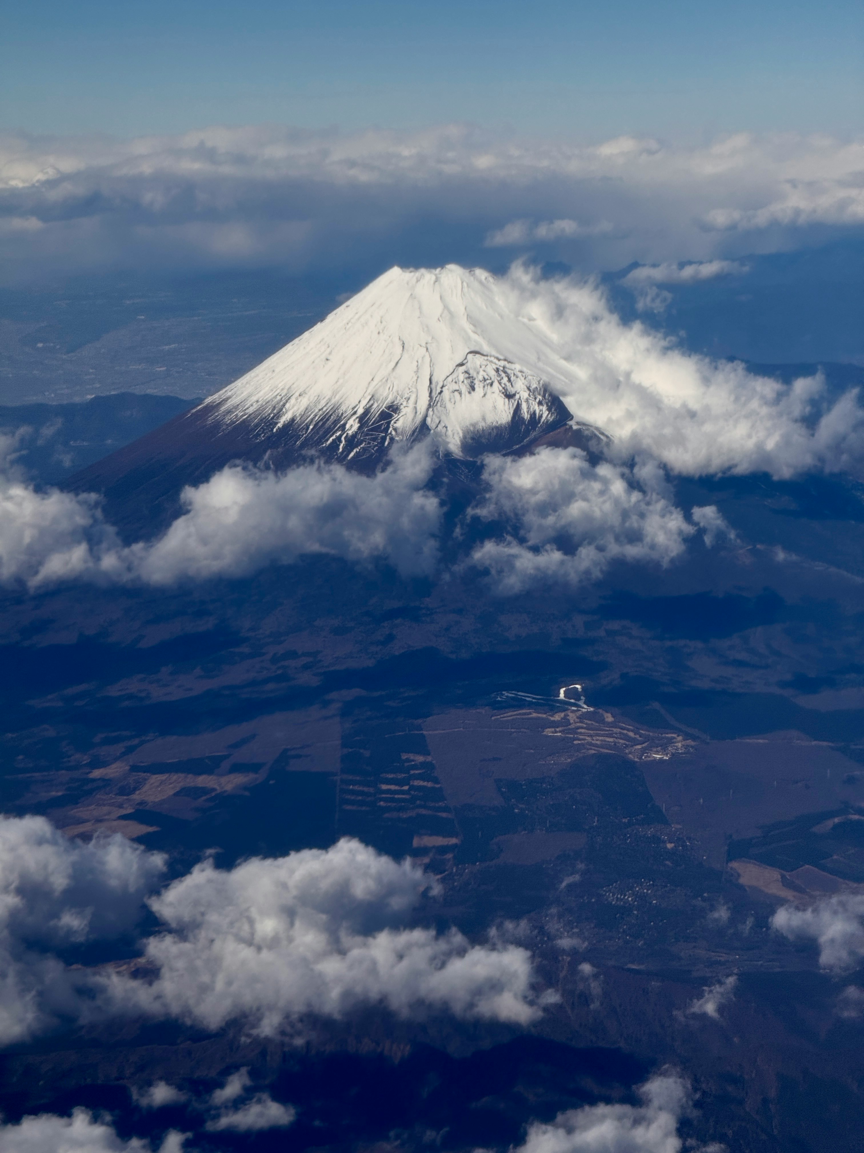 雲の上にそびえる雪をかぶった山の眺め