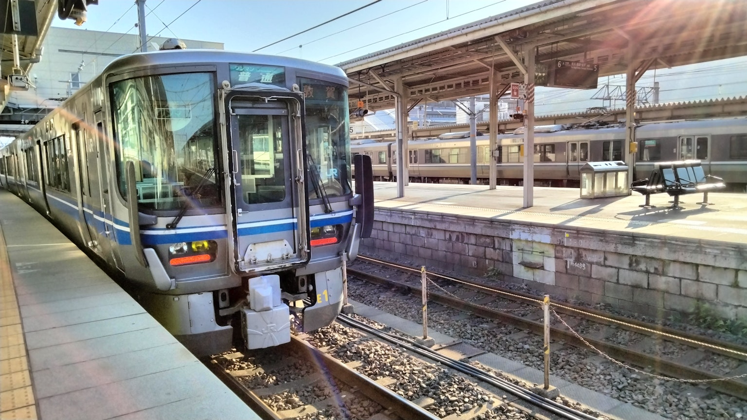 Kereta berhenti di stasiun dengan pemandangan peron