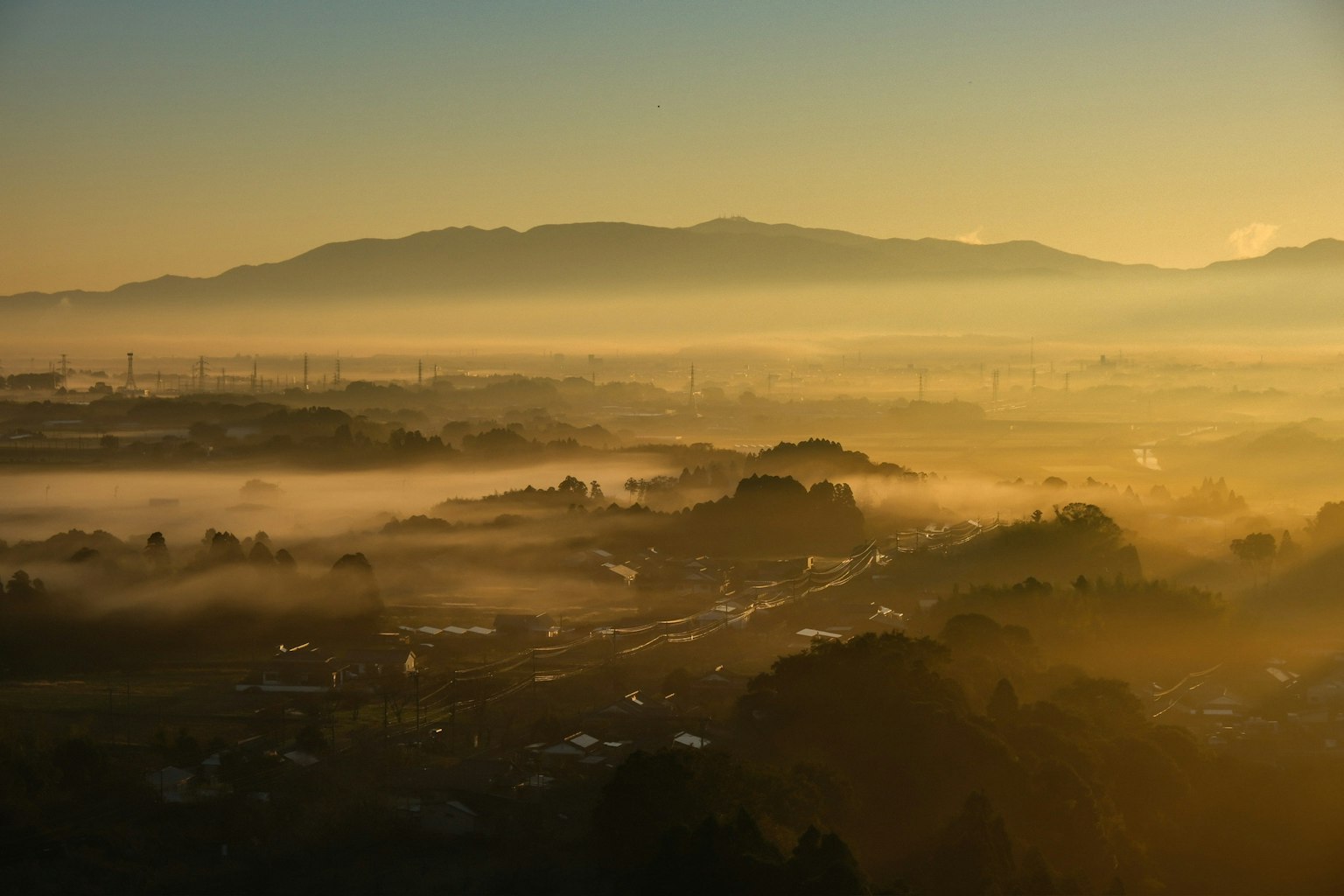 Paesaggio montano avvolto nella nebbia all'alba