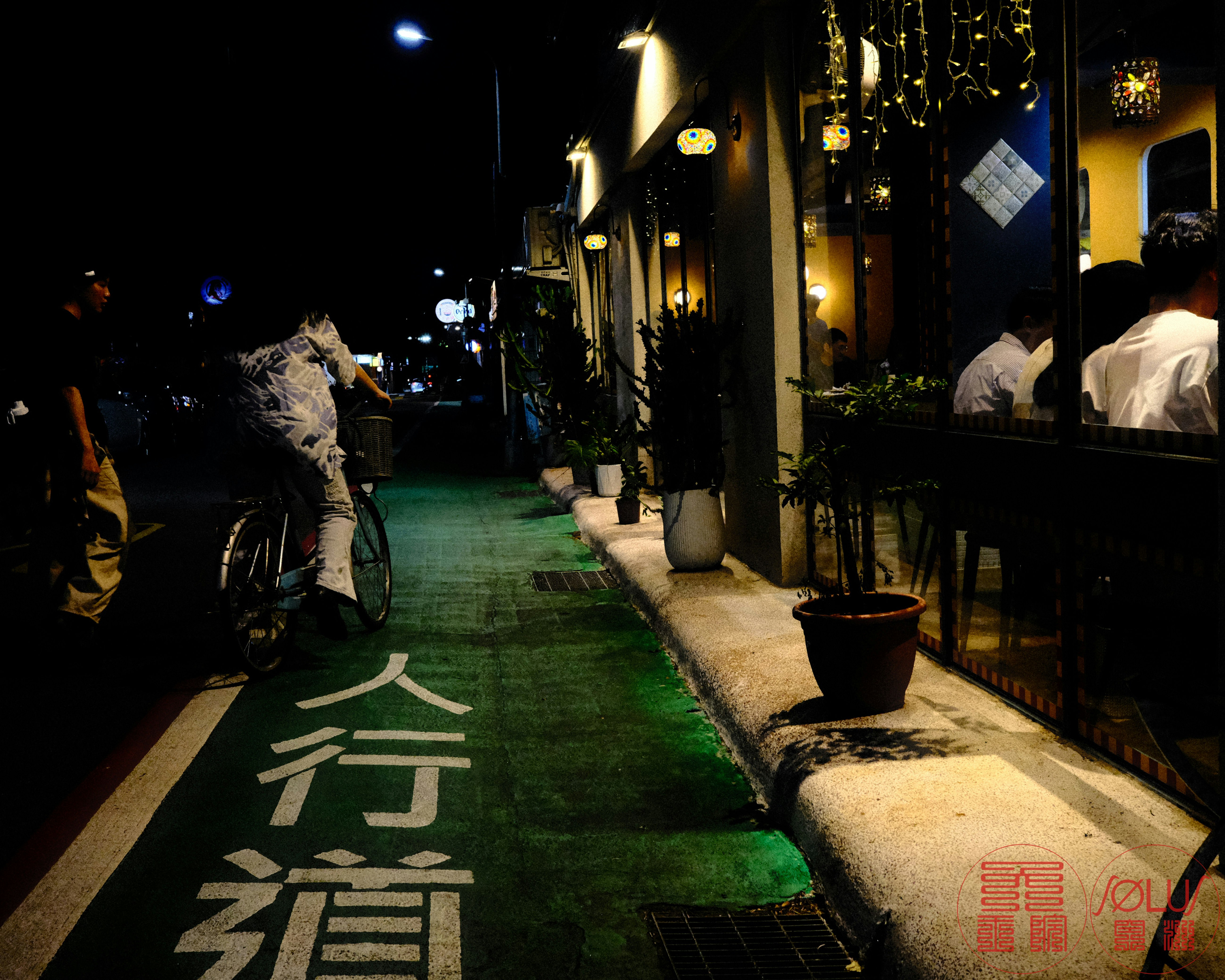 夜の路地で提灯と看板が並ぶ飲食店の軒先