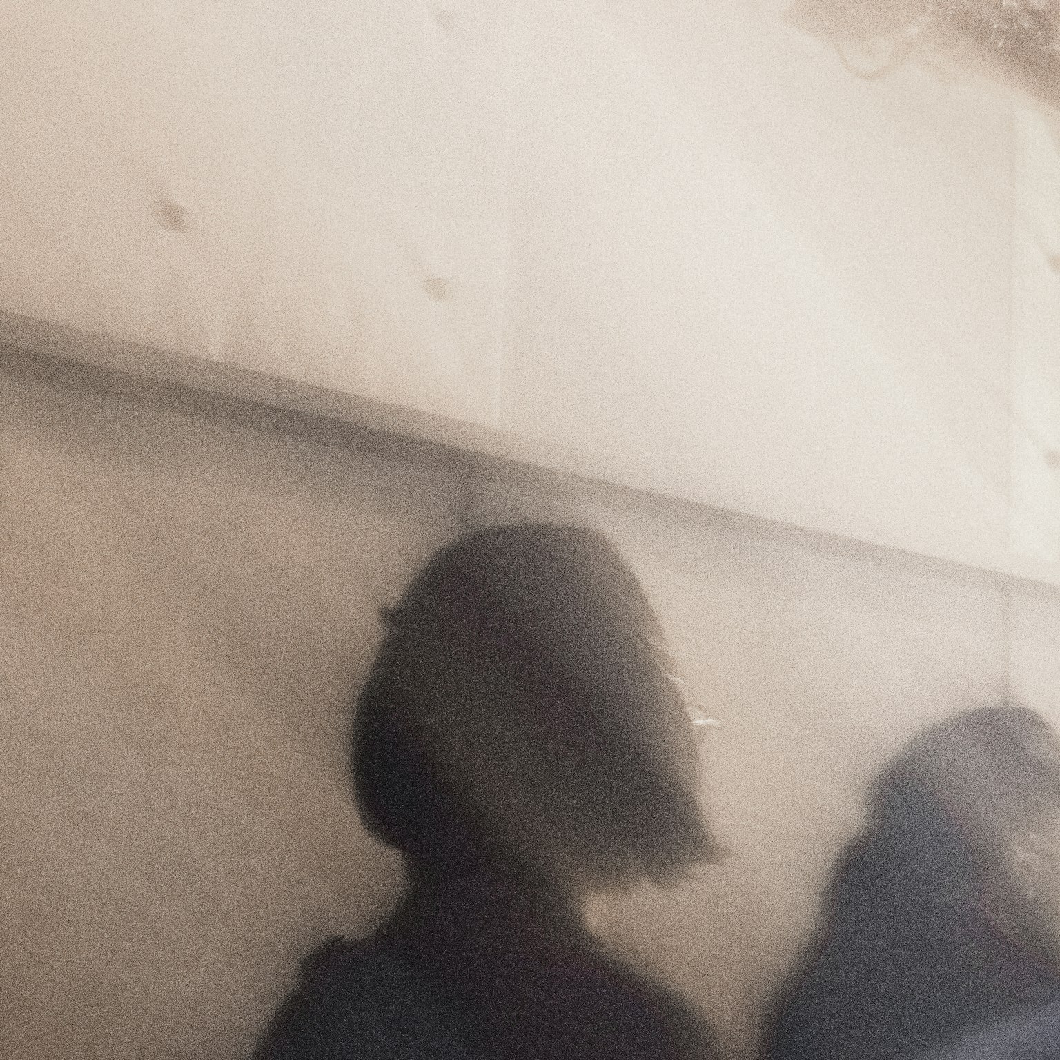 벽 앞에 있는 사람들의 희미한 실루엣