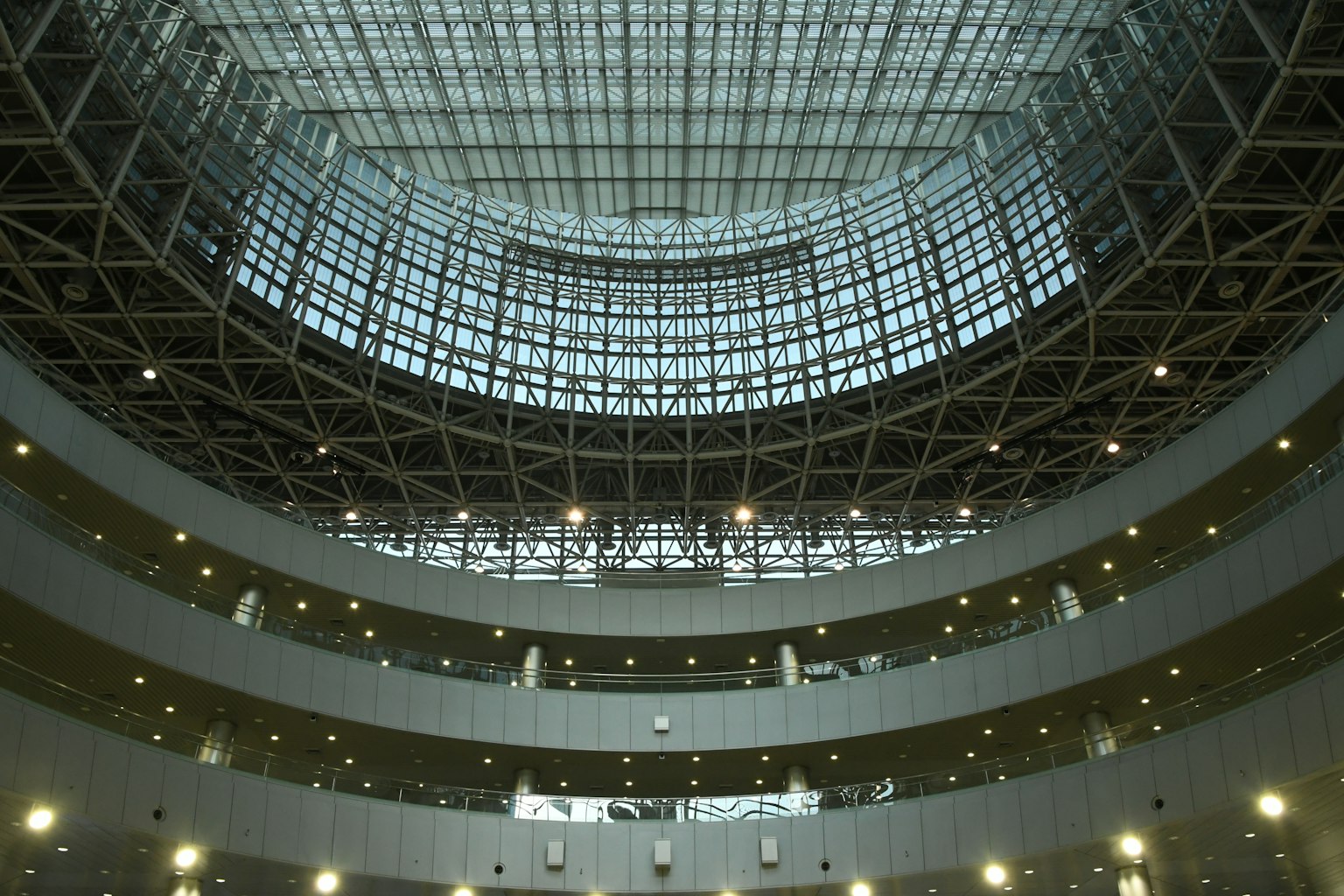 Interno di un edificio moderno con struttura circolare soffitto in vetro e illuminazione brillante