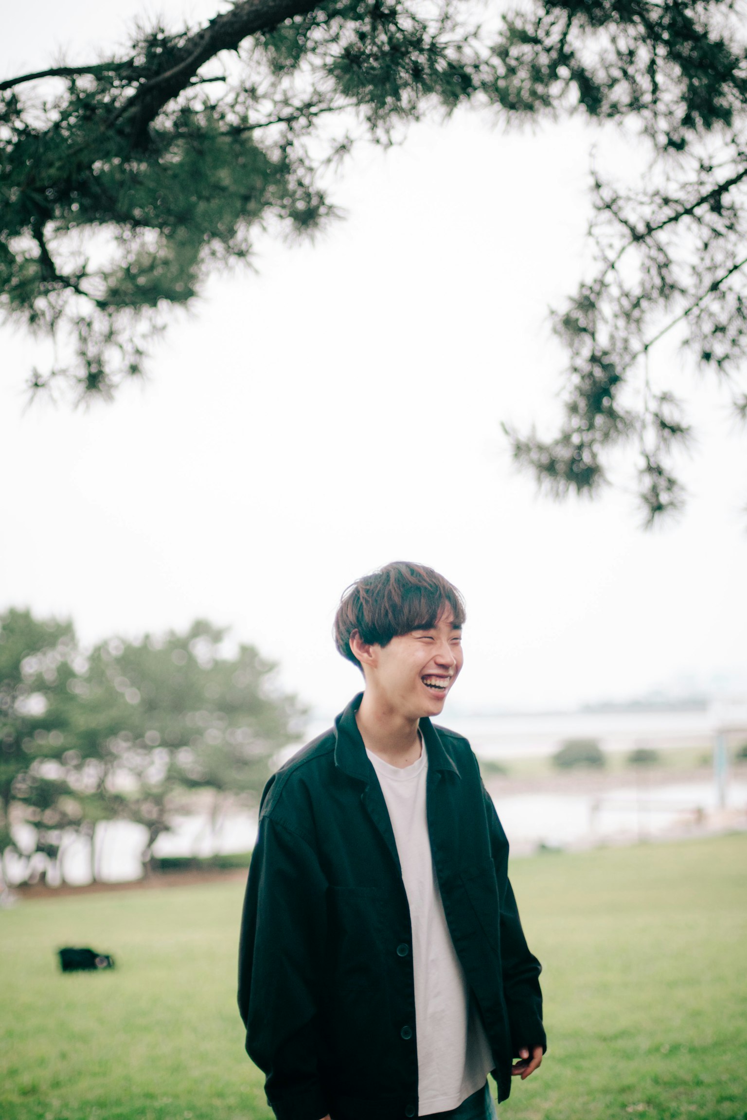Un joven sonriendo en un parque
