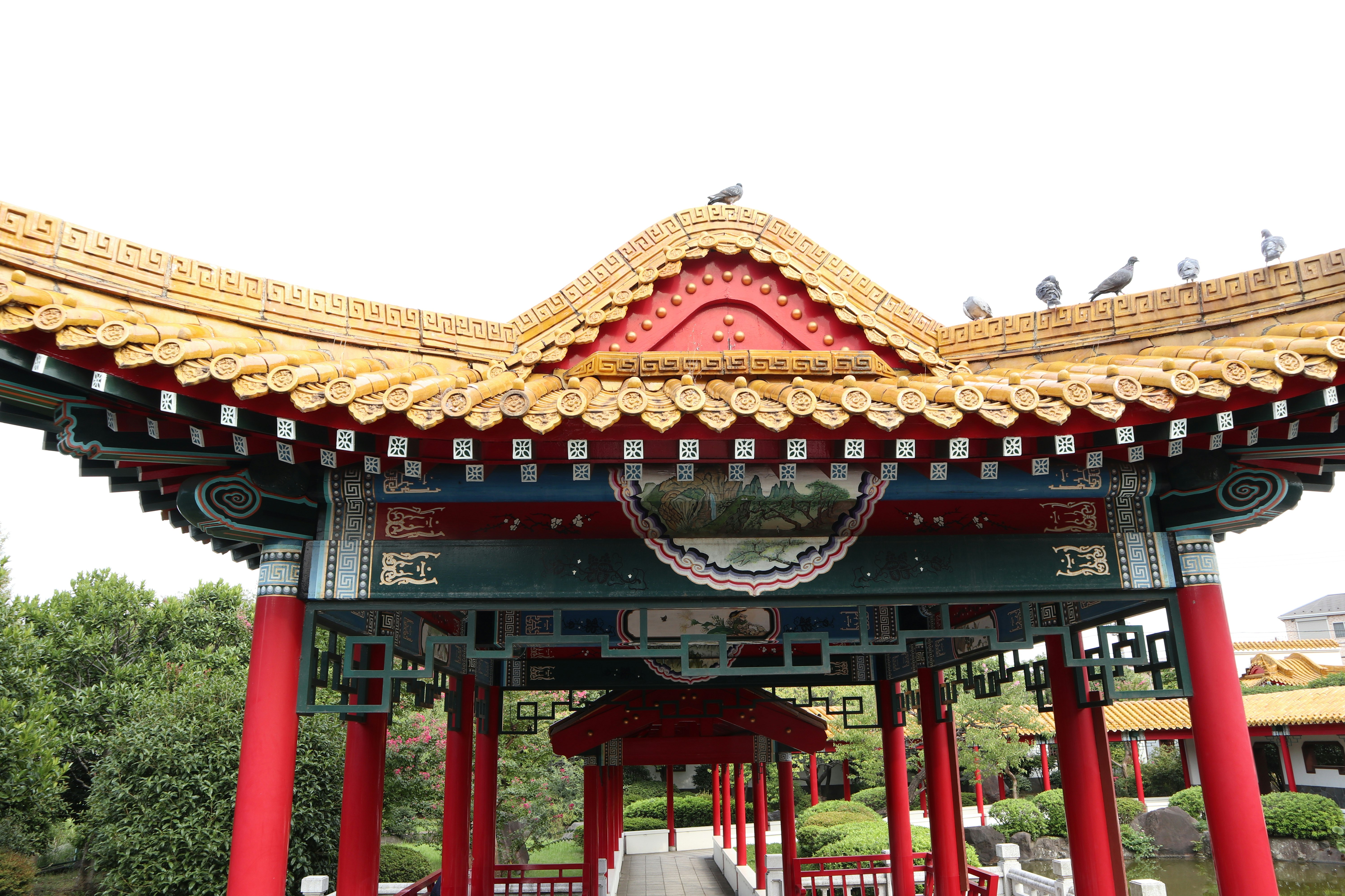中国风建筑屋顶，金色瓦片和红色柱子