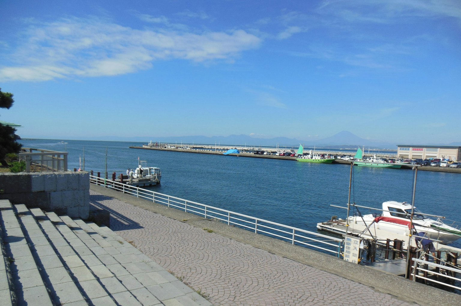 Vista panoramica di un porto con barche e cielo blu chiaro