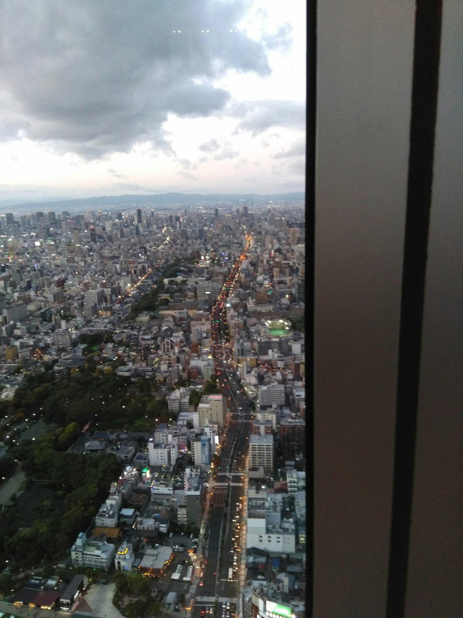Vista panoramica della città al crepuscolo da un grattacielo