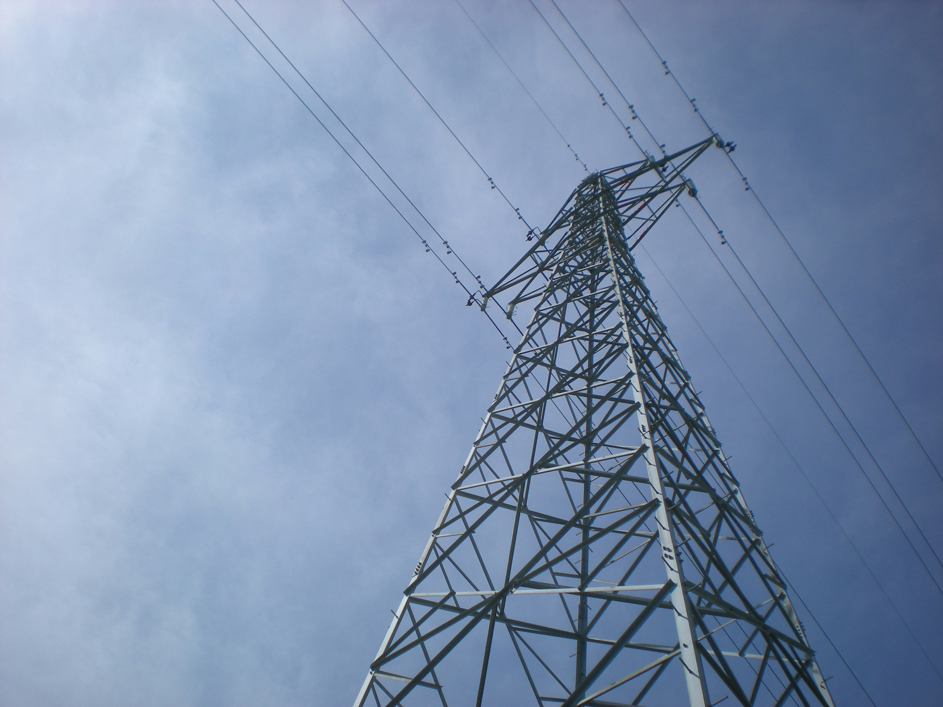 天空背景下的電力輸電鐵塔斜向視角