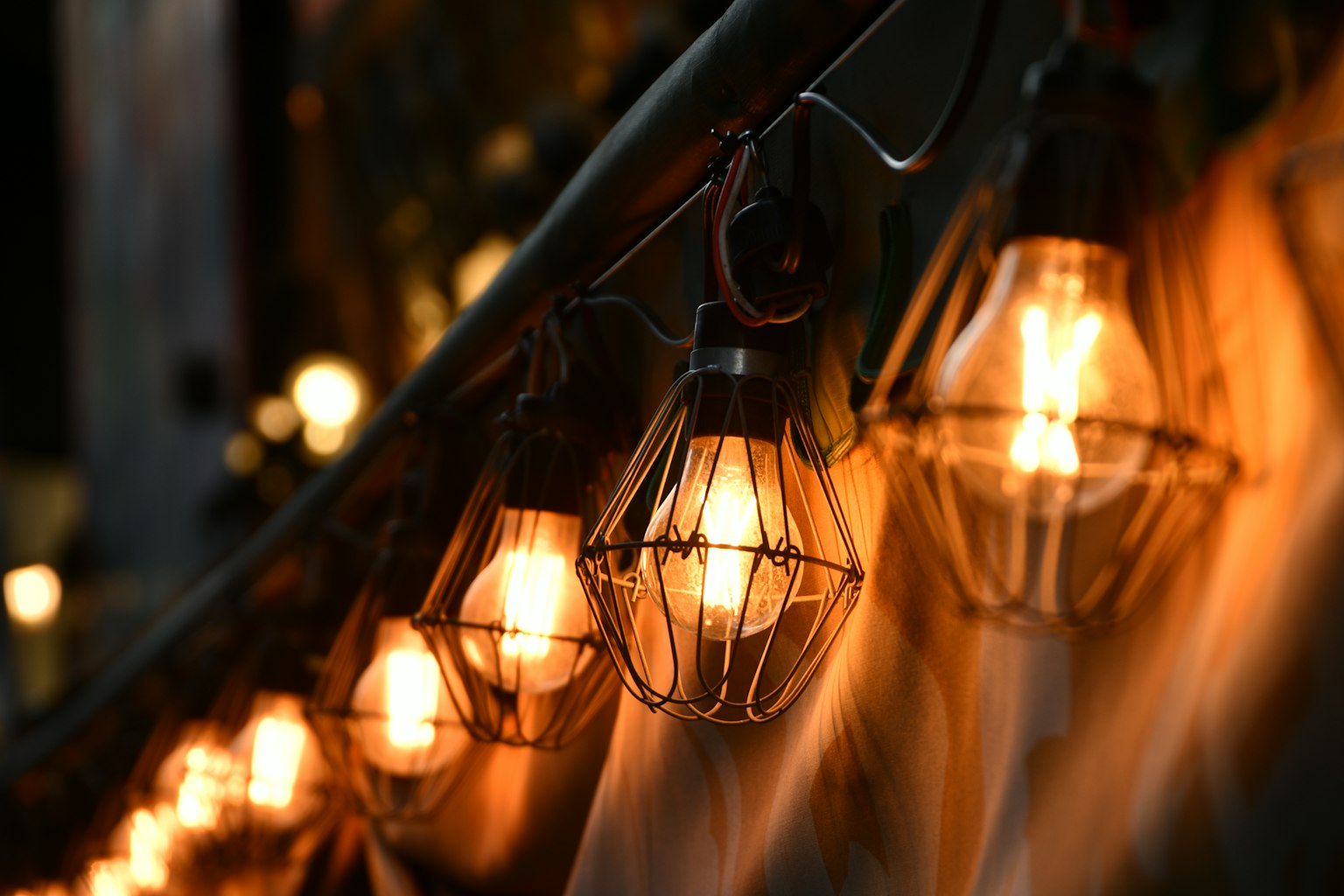 Scena con lampade in metallo che emettono luce calda