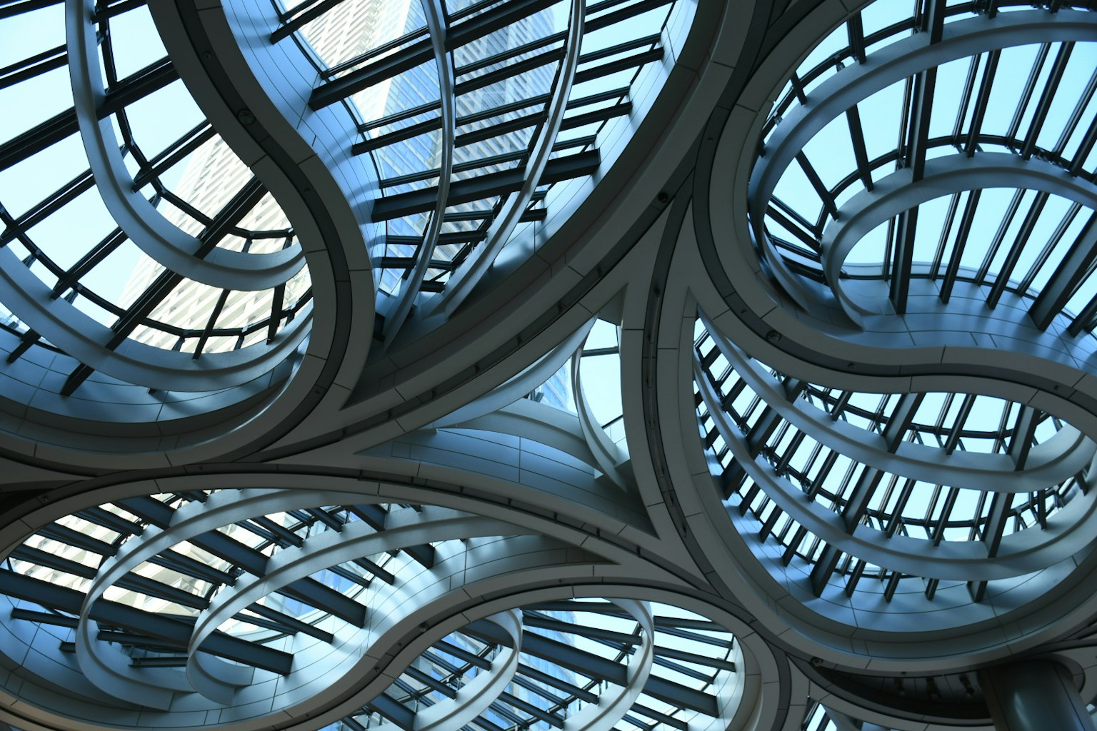 Design unico del soffitto ondulato con cielo blu visibile