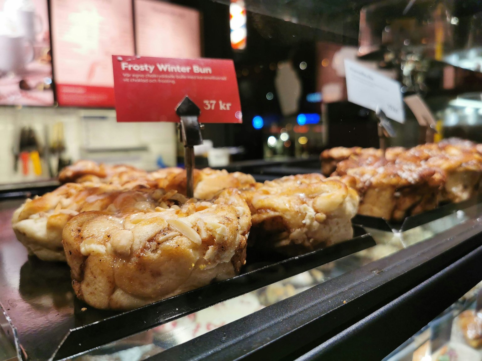 Pasticceria dolce finlandese esposta in una vetrina di caffè