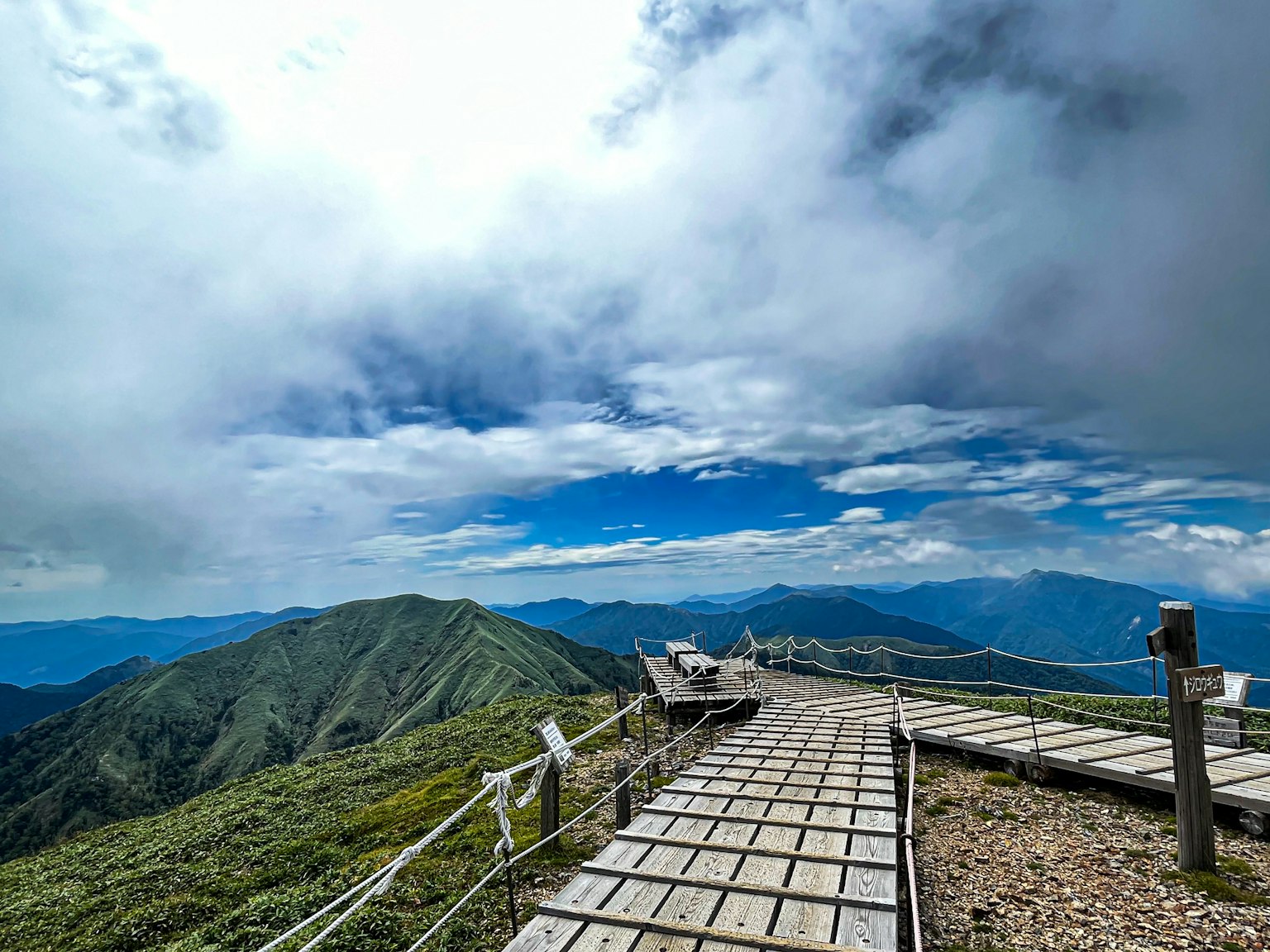 Dek observasi kayu di puncak gunung dengan langit biru