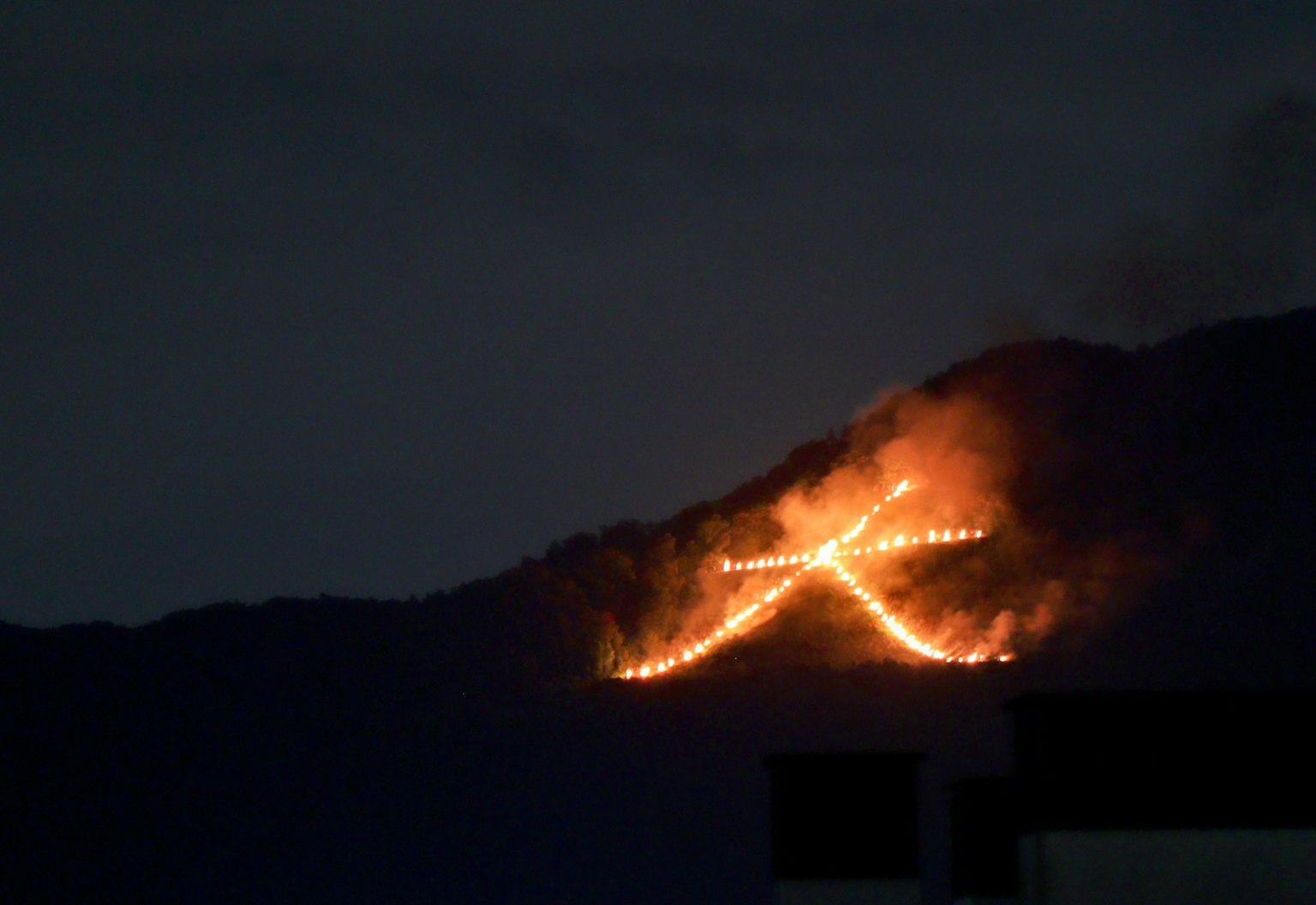Simbol menyala di gunung pada malam hari