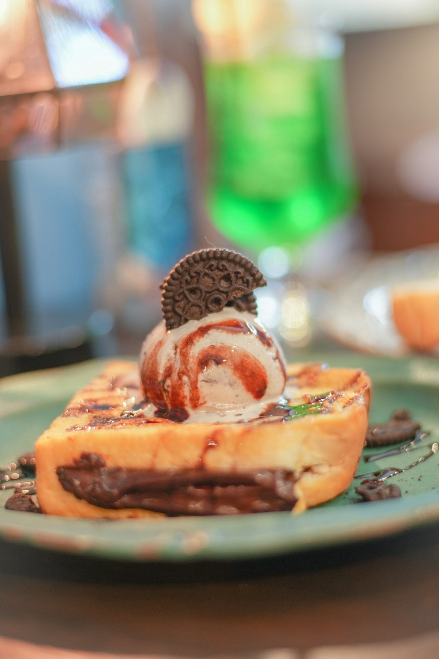 Piatto di dessert con gelato e biscotto Oreo sopra