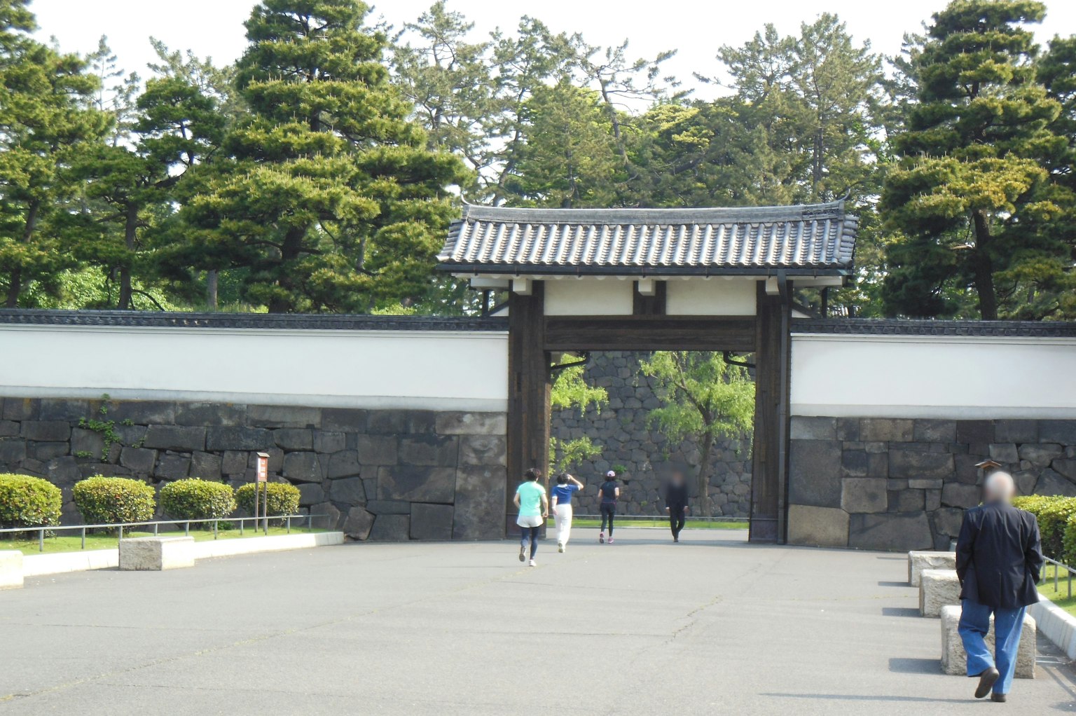 Puerta tradicional con muro de piedra en un jardín japonés