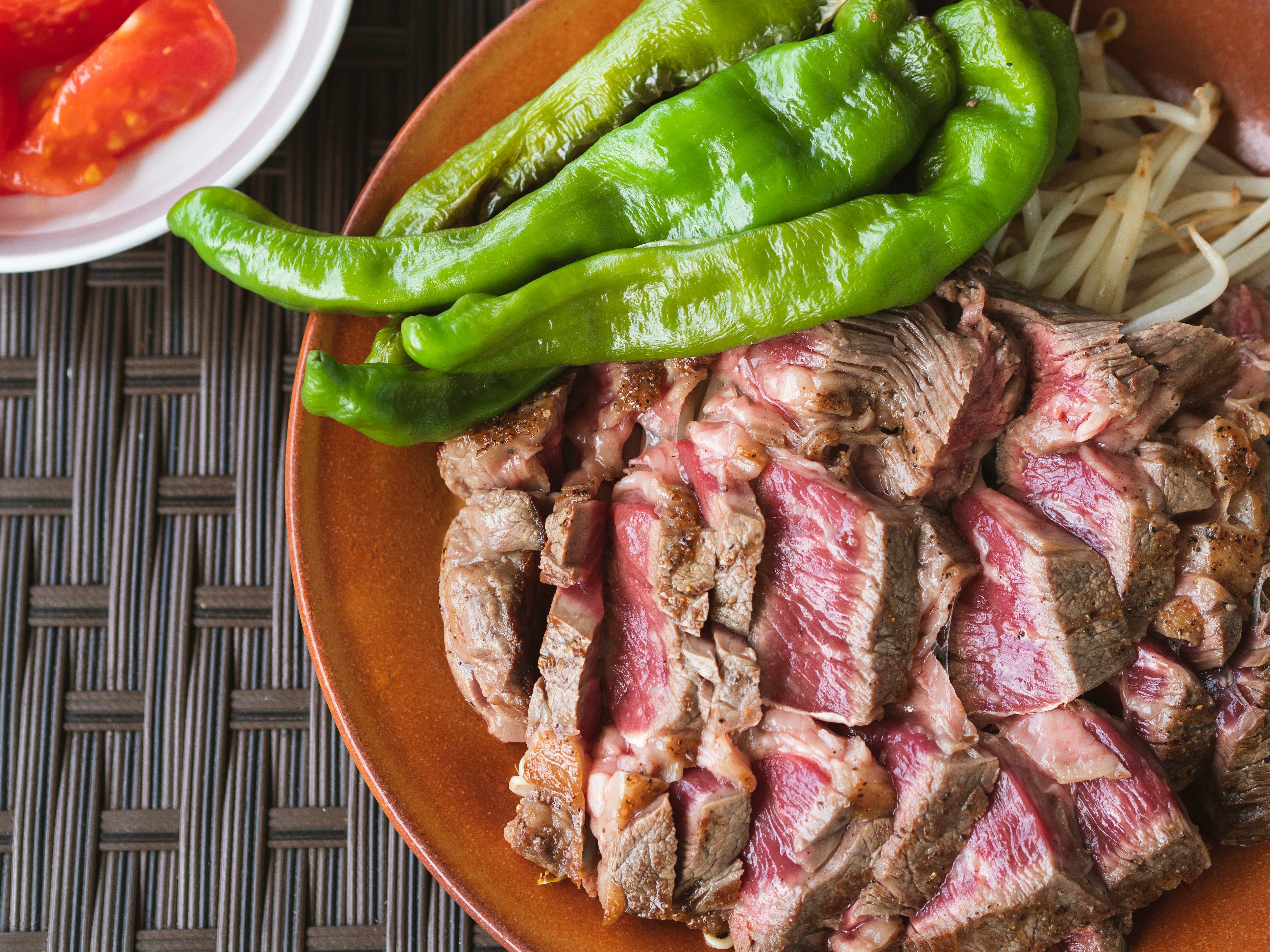 烤串肉配青辣椒与豆芽