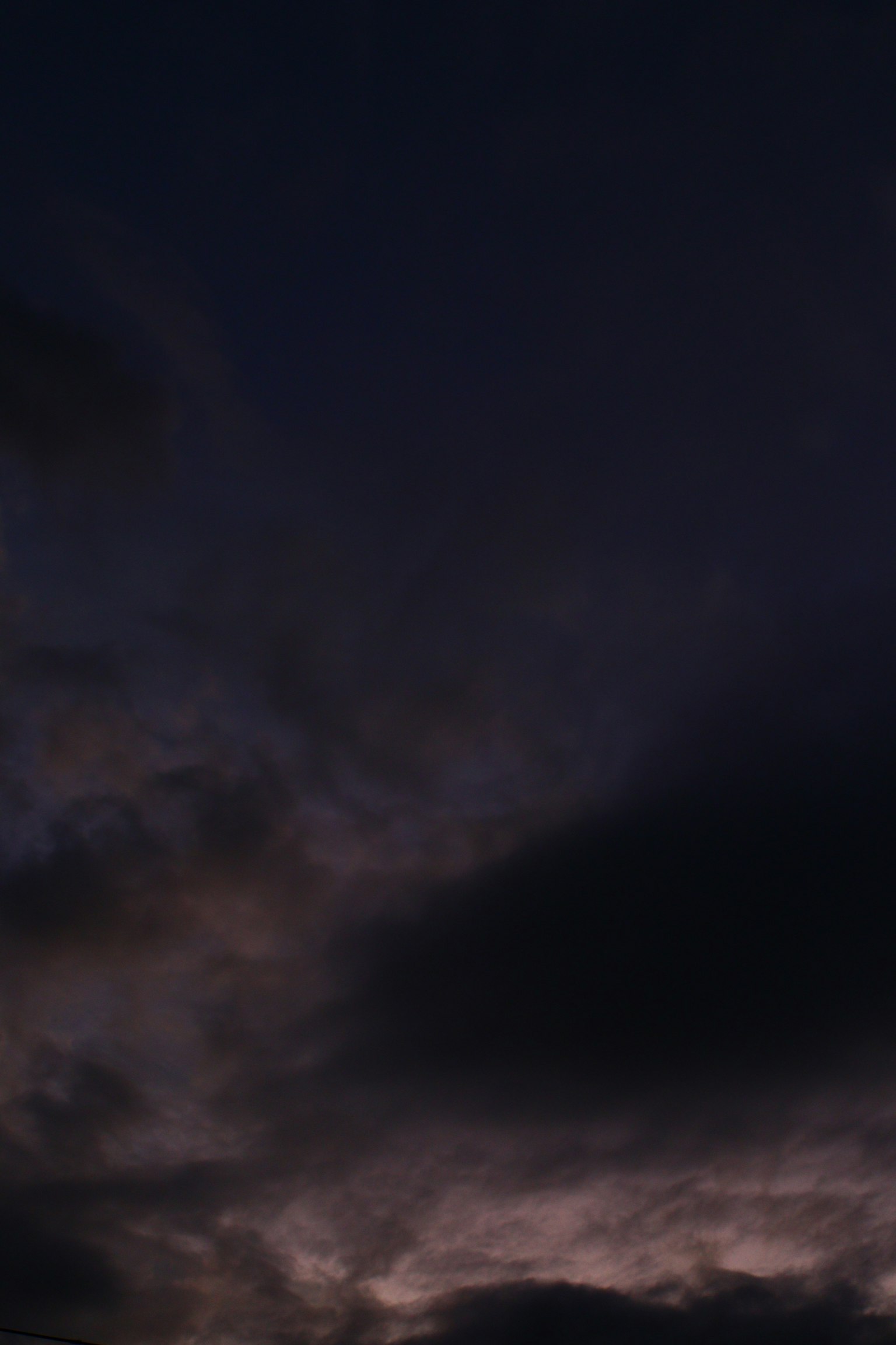 Silhouette di nuvole contro un cielo scuro