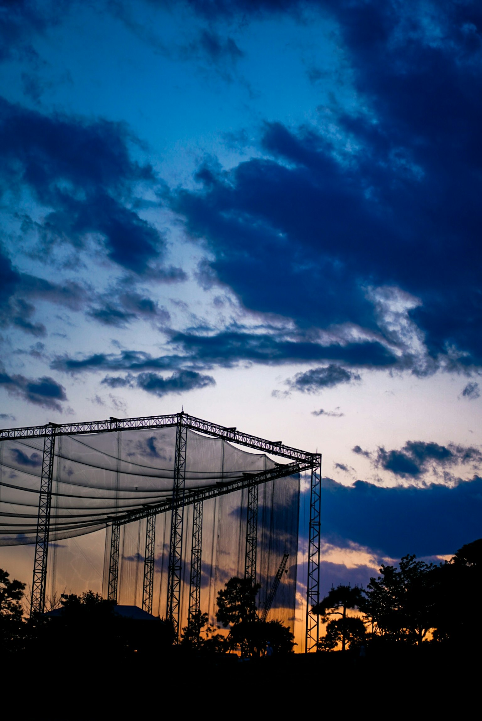 Silhouette di una rete contro un cielo al tramonto