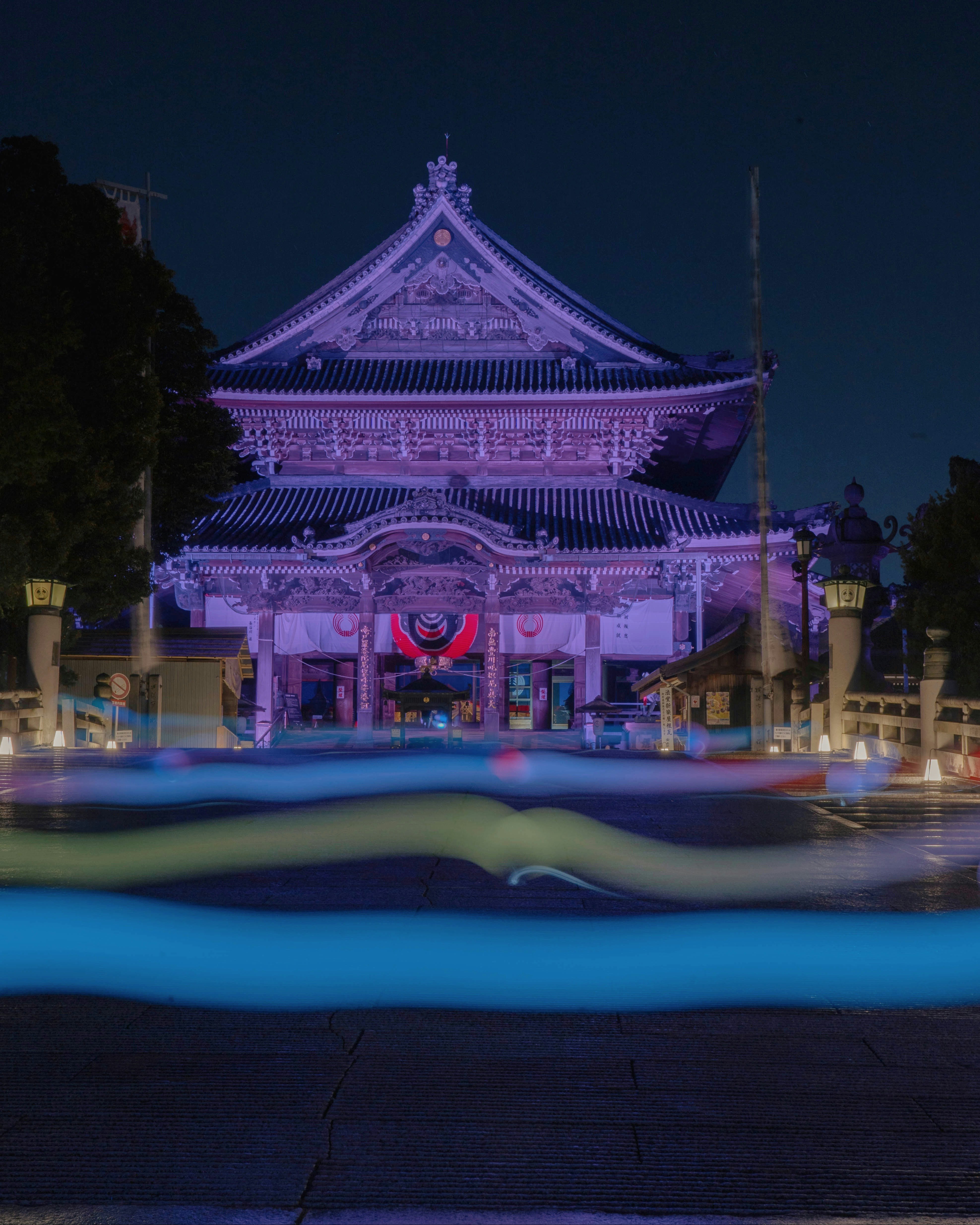 夜のライトアップされた寺院の正面建築