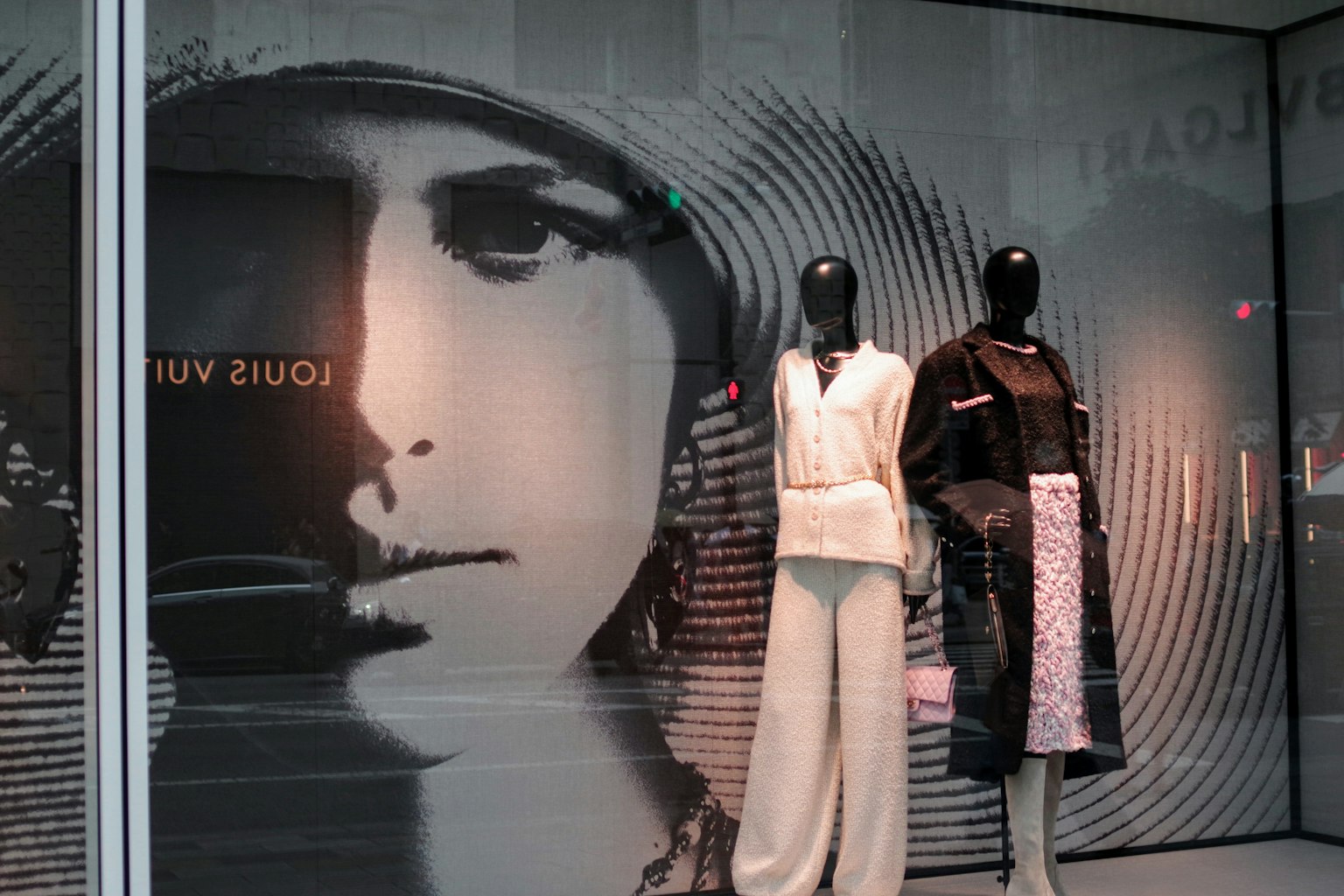 Vitrine de mode avec deux mannequins et un grand graphique de visage