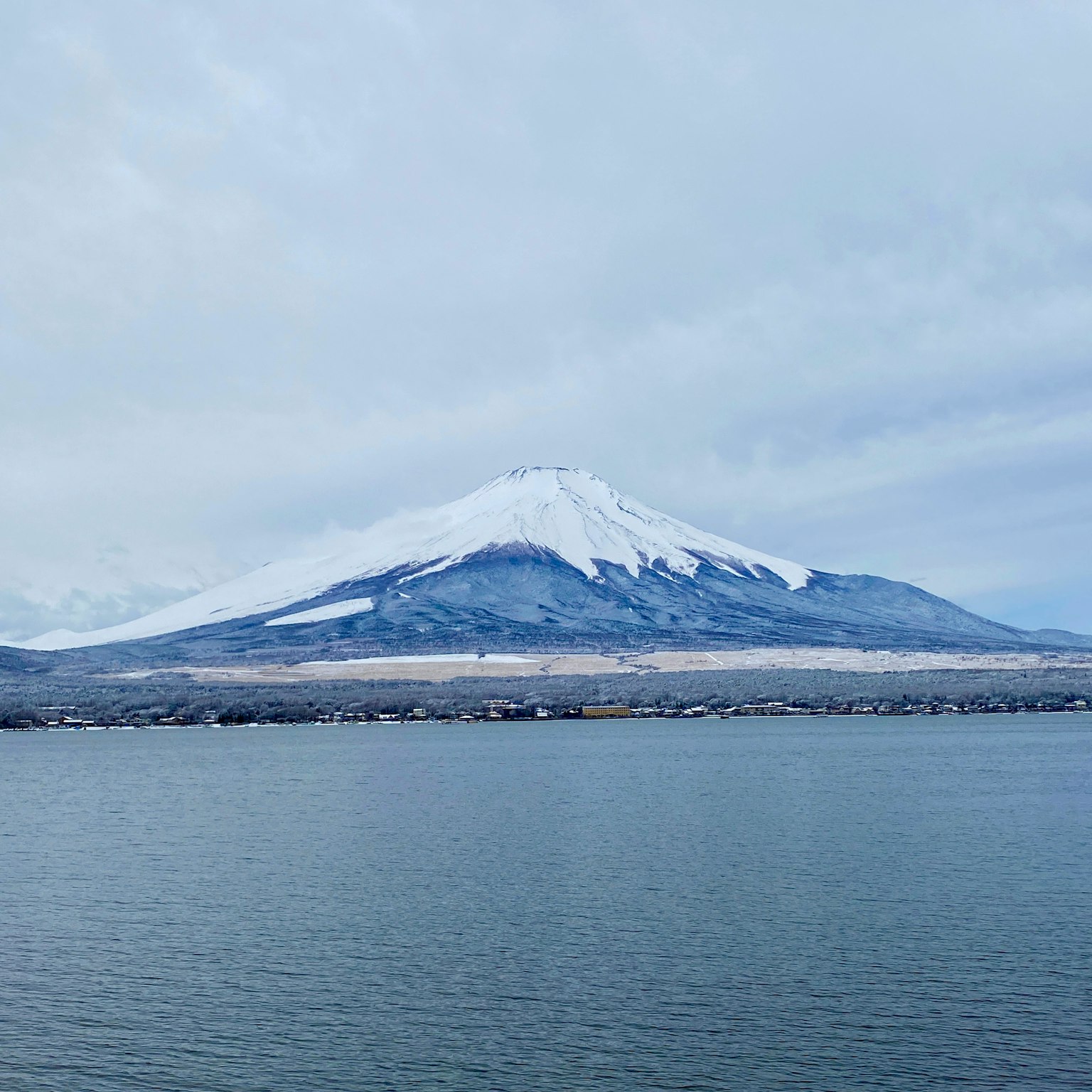 Vista panoramica del monte Fuji innevato e di un lago tranquillo