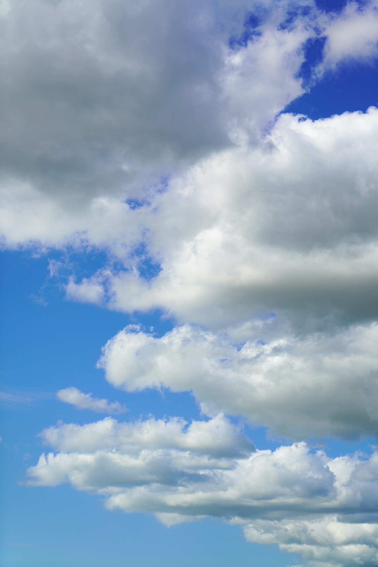 Belle vue de nuages blancs flottant dans un ciel bleu