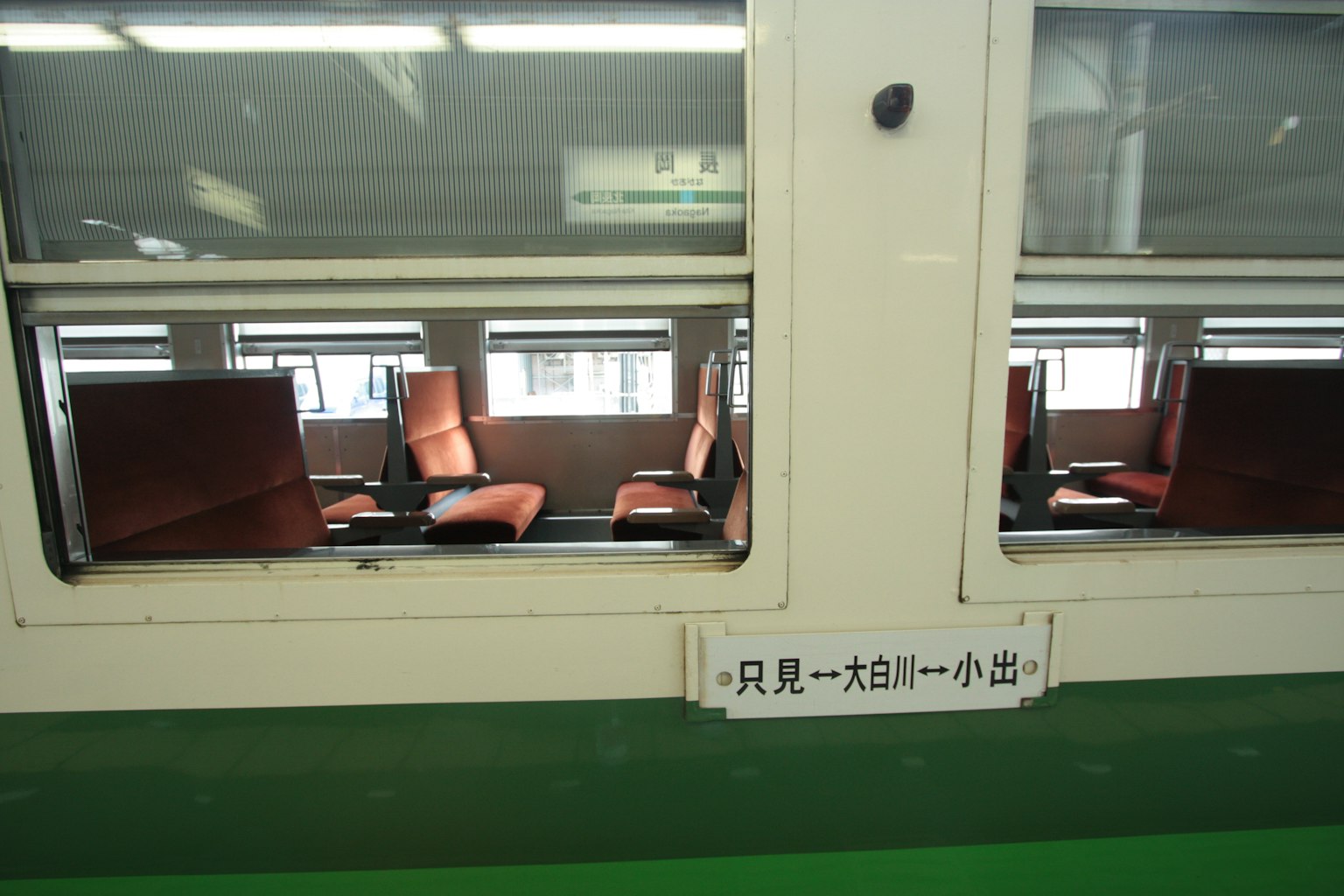 火車車廂內部的座椅和窗戶