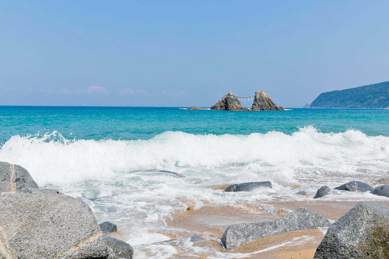 Paysage côtier magnifique avec océan bleu et vagues blanches plage rocheuse