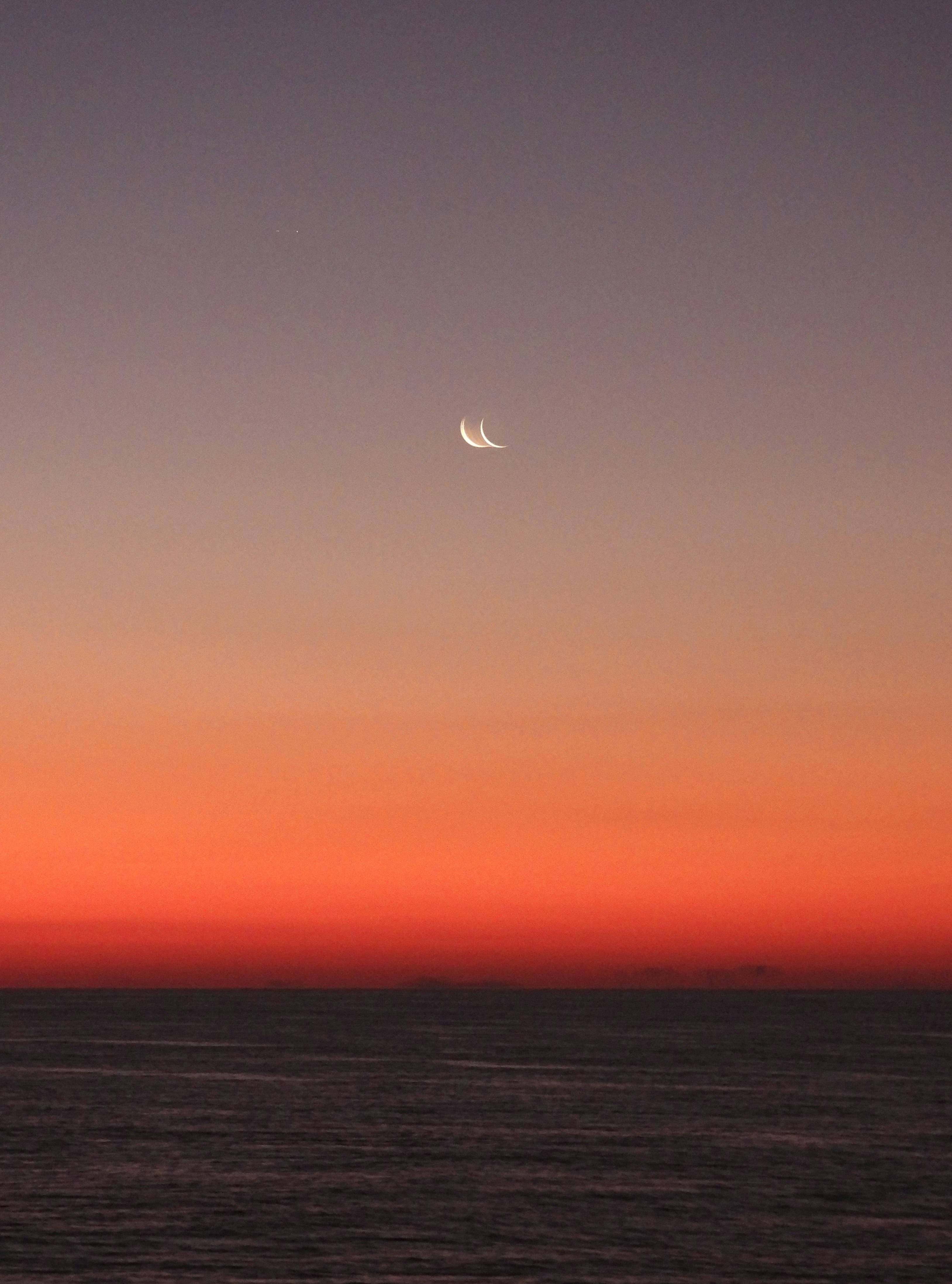 la luna sopra l’orizzonte nel cielo dell’alba