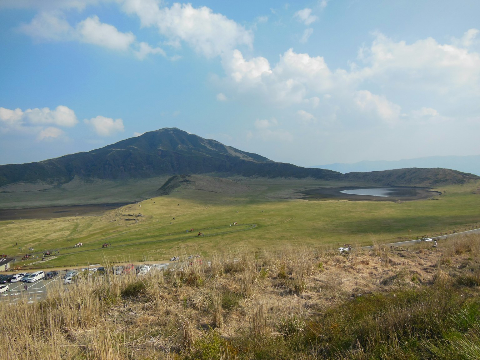 山和蓝天的风景 有绿色草原和小池塘