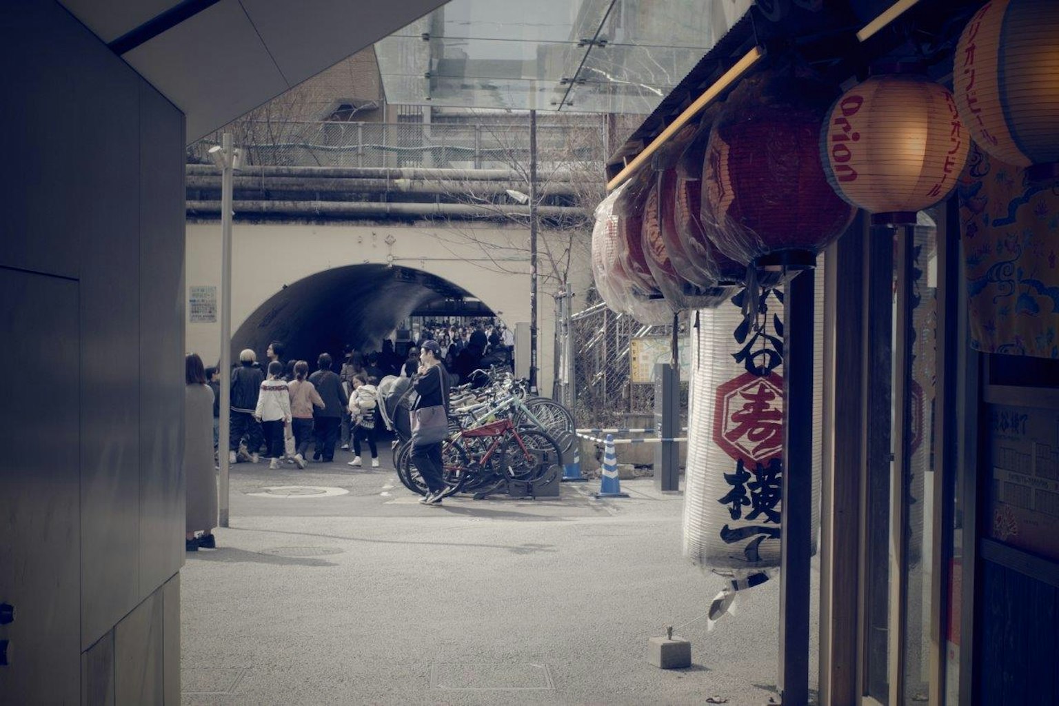 Scène urbaine avec des gens se rassemblant devant un tunnel