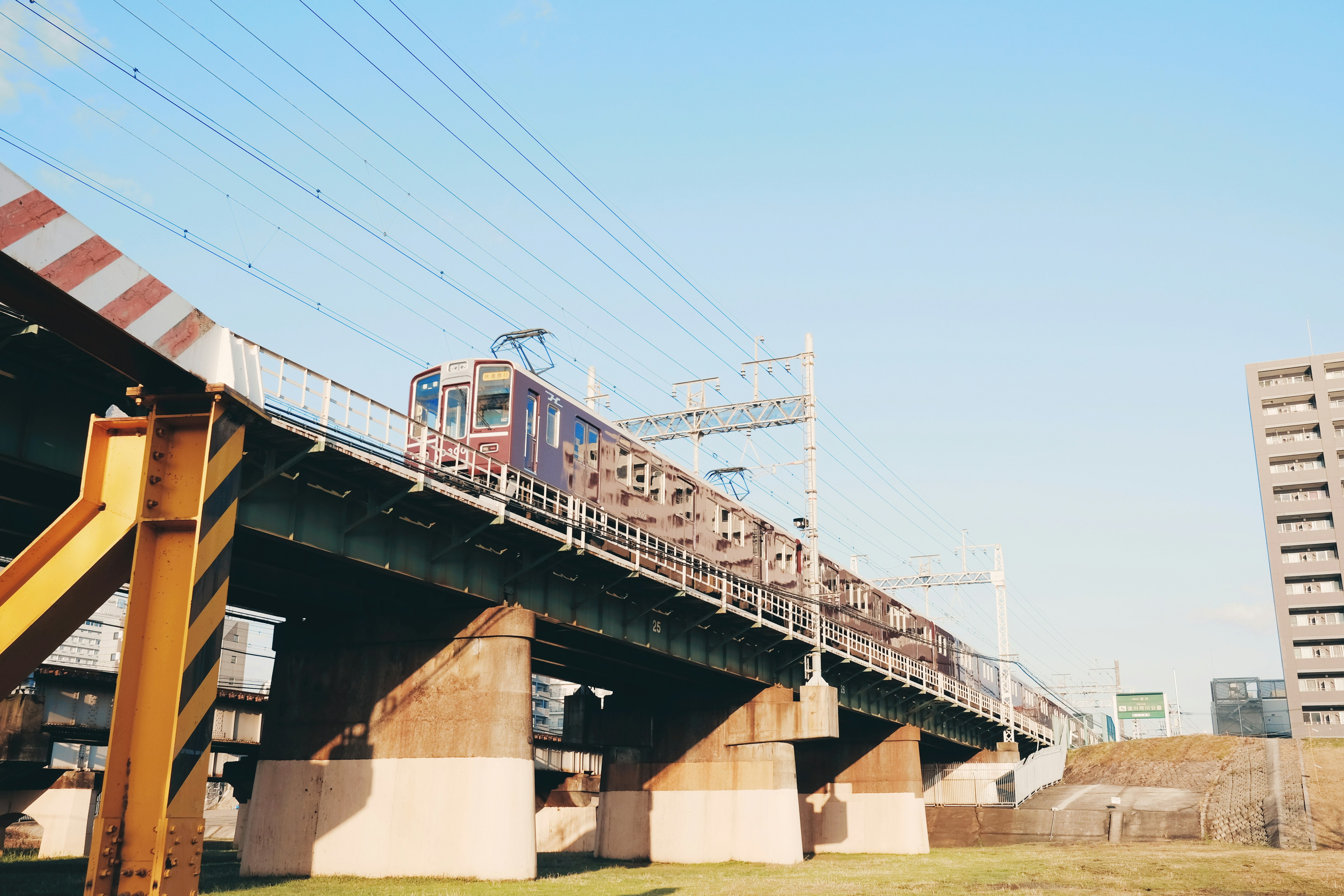 高架鐵路上的列車與高架橋景